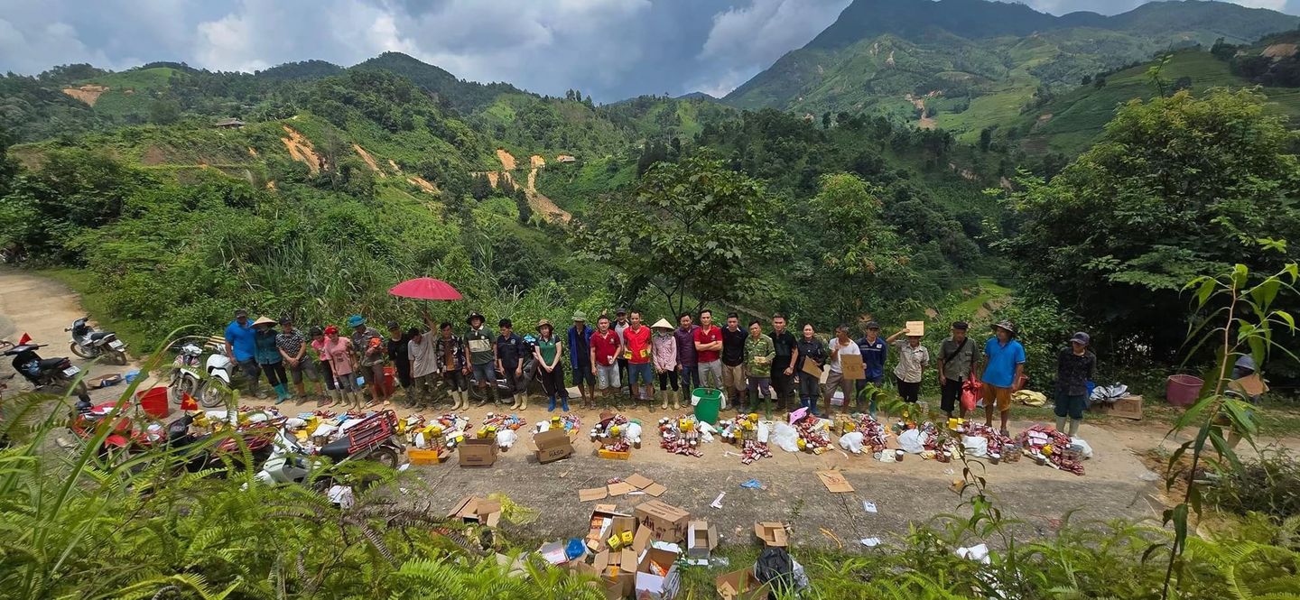 Người dân Lào Cai bật khóc khi nhận đồ ăn cứu trợ vì lý do đặc biệt, nhìn đội thiện nguyện càng nể phục- Ảnh 1.