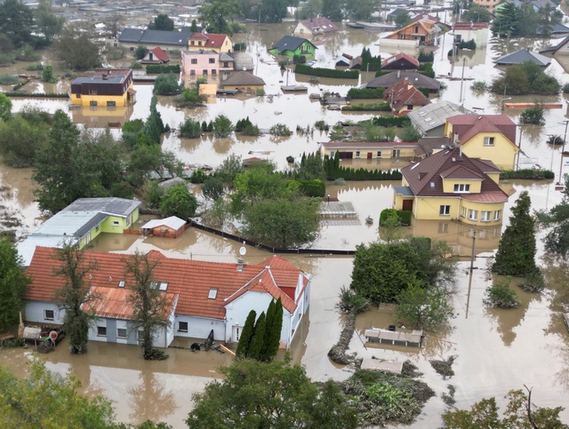 Một phần thị trấn Ostrava – Cộng hòa Czech ngập sâu trong nước hôm 17-9 Ảnh: REUTERS