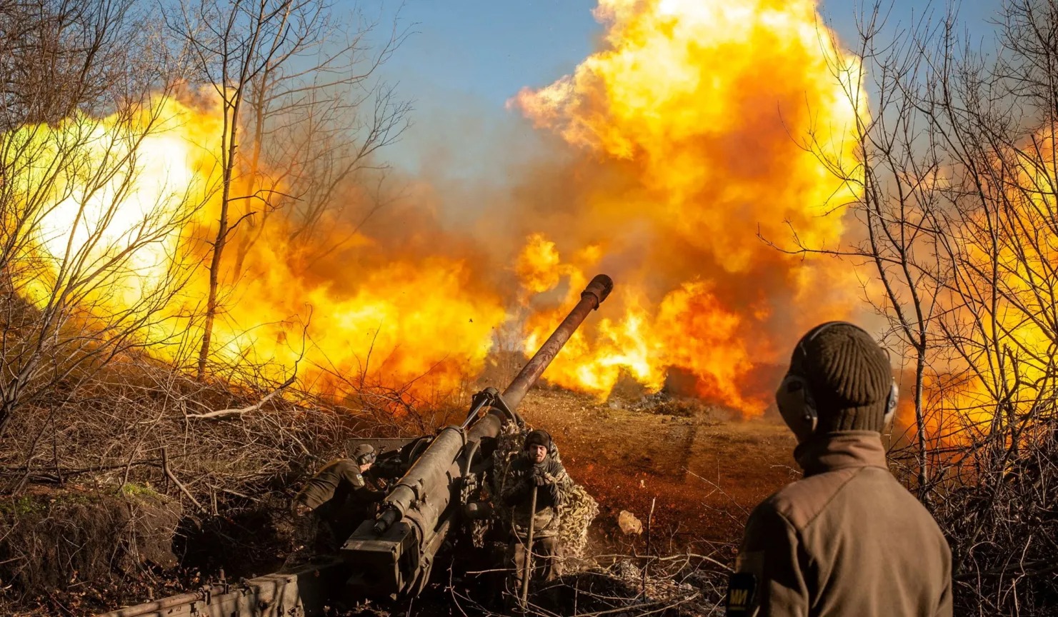 Kursk: 200 lính Ukraine ra hàng, bỏ vũ khí Mỹ - TT Putin phát lệnh tới 13 vạn quân, chiến trường rực lửa- Ảnh 2.