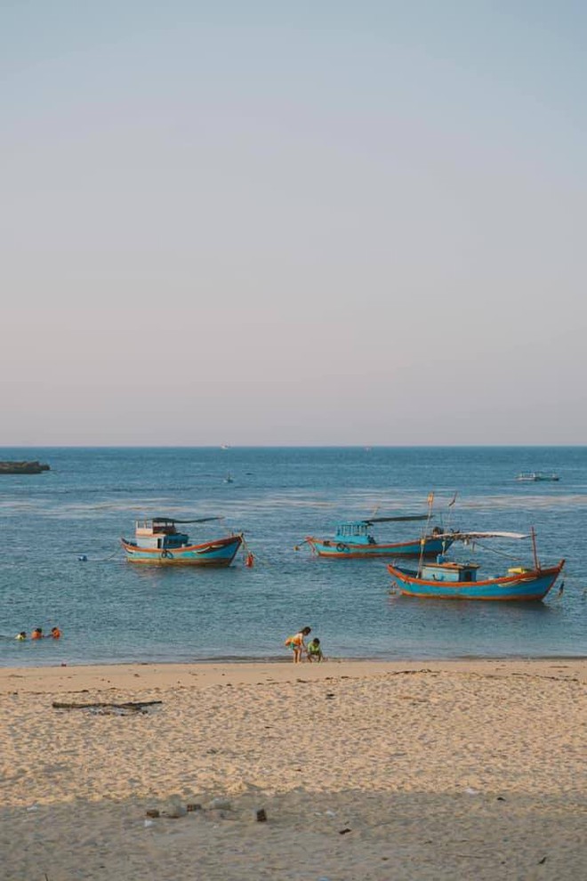 Phát hiện bãi biển đẹp hoang sơ, bình dị gần Quy Nhơn, du khách nhận xét "siêu riêng tư, ít người biết"