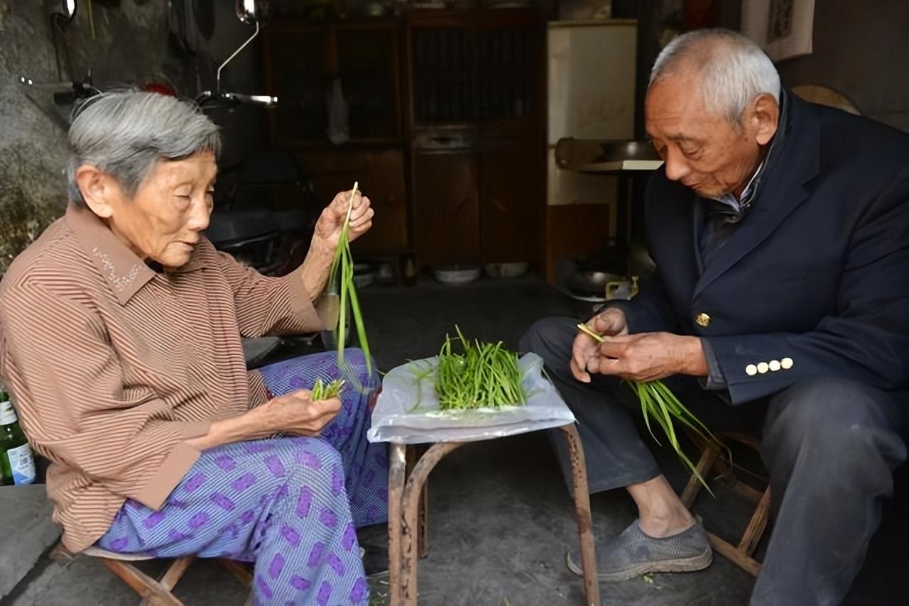 Cụ bà 90 tuổi tiết kiệm được 40 triệu đồng, nghĩ không sống được lâu liền chia tiền cho 6 người con: Thấy phản ứng này, bà bật khóc- Ảnh 2.