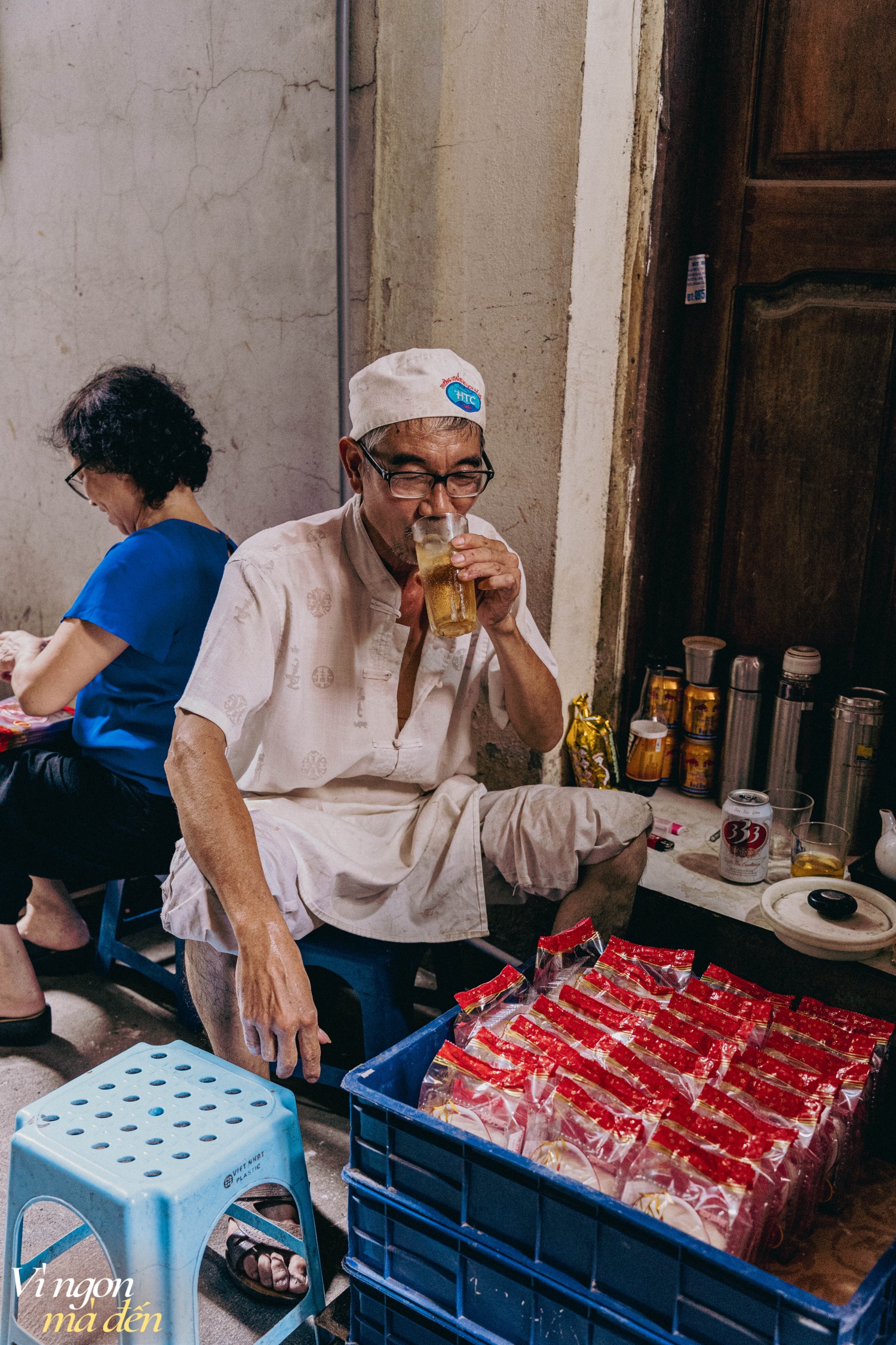 Lò bánh Trung thu cổ truyền hơn 34 năm tuổi ẩn mình trong con ngõ nhỏ ở Hà Nội, nơi làm ra những chiếc bánh nướng con cá gắn liền với tuổi thơ nhiều người- Ảnh 19.