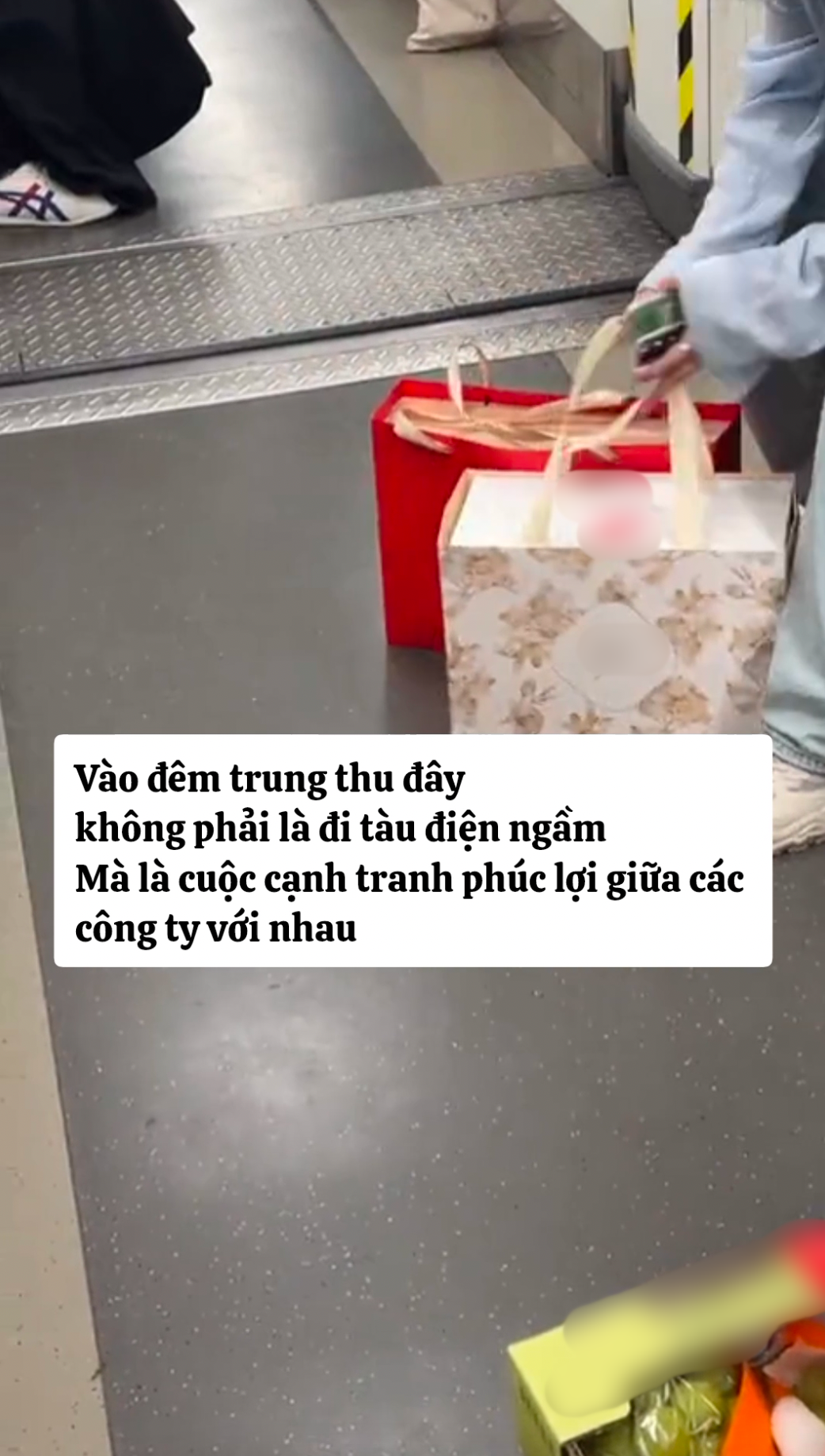 Đi tàu điện ngầm dịp Trung thu, nhìn qua 1 chi tiết là biết ai giỏi ai giàu, kẻ không đủ đẳng cấp đành chọn đi taxi cho bớt tủi thân- Ảnh 2.