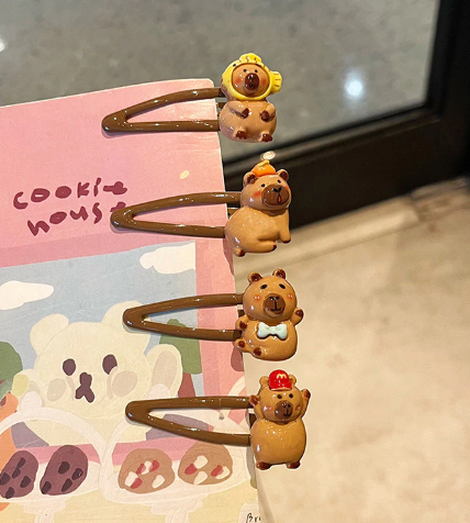 Chuột Capybara có gì mà khiến tụi nhỏ mê mẩn: Từ gấu bông, kẹp tóc, bình sữa, sticker được các em bé săn lùng- Ảnh 8.