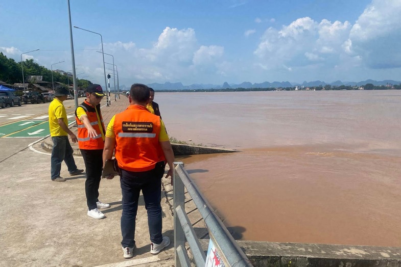 Mực nước sông Mê Kông dâng cao ở quận Muang, tỉnh Nakhon Phanom, vào ngày 17-9. Ảnh: Bangkok Post