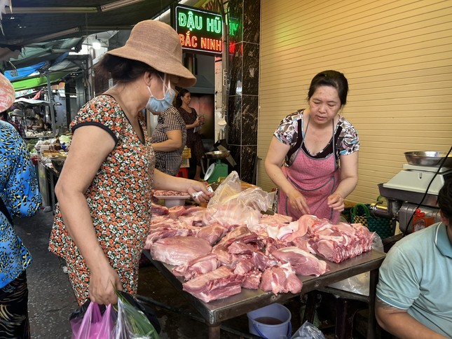 TPHCM: Rau xanh tăng giá, thủy hải sản 'đứt' hàng- Ảnh 2.