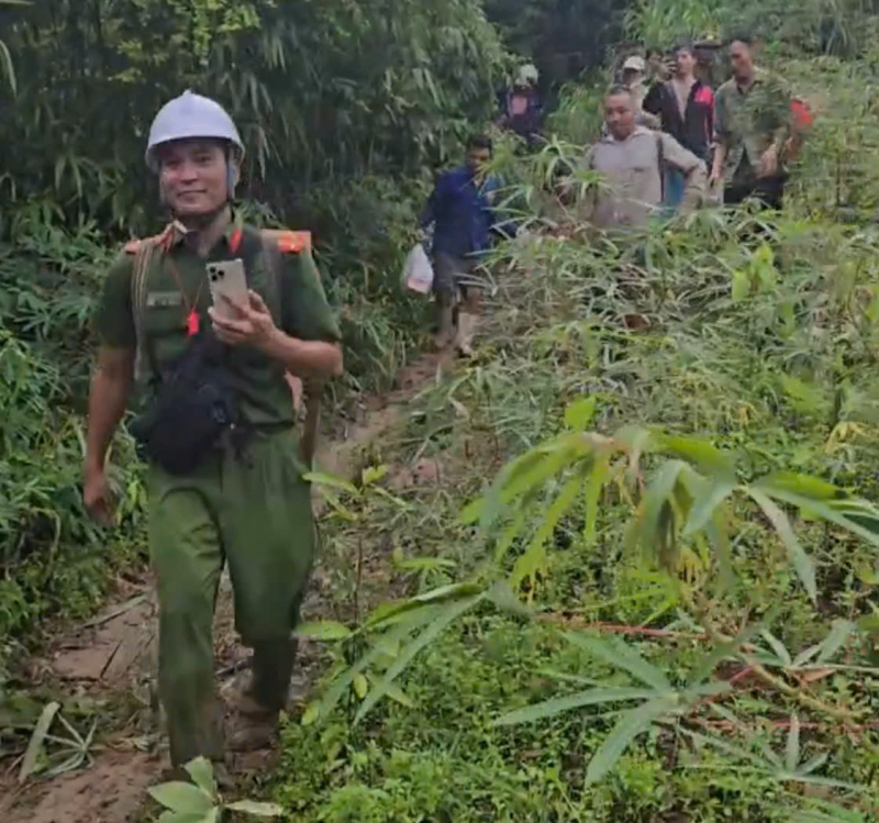 Trưởng công an xã đứng ngồi không yên sau 3 ngày mất liên lạc với trưởng thôn và cuộc tìm kiếm trong mưa lớn- Ảnh 4.