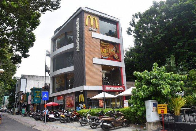 Một cửa hàng của McDonald’s trên trục đường trung tâm TP HCM            Ảnh: Tấn Thạnh