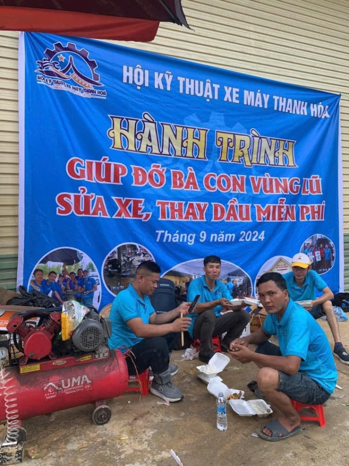 Hơn 100 thợ sửa xe không quản đường xa đến hỗ trợ bà con vùng lũ: Những con người bình dị với trái tim lớn- Ảnh 6.