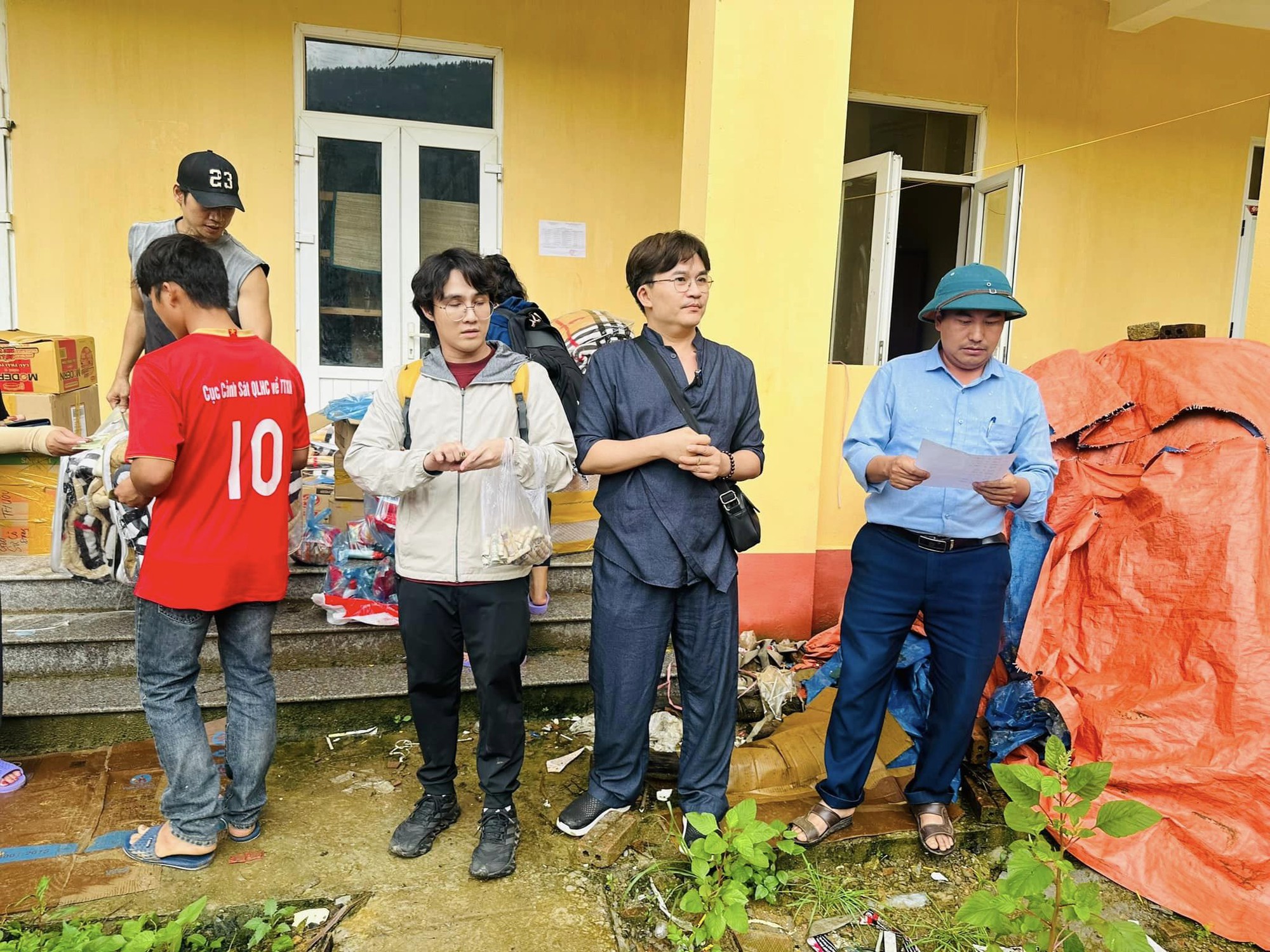 Nam NSƯT bán kim cương cứu trợ bão lũ: U50 không cưới vợ, sinh con, dành trọn cho nghệ thuật và từ thiện- Ảnh 3.