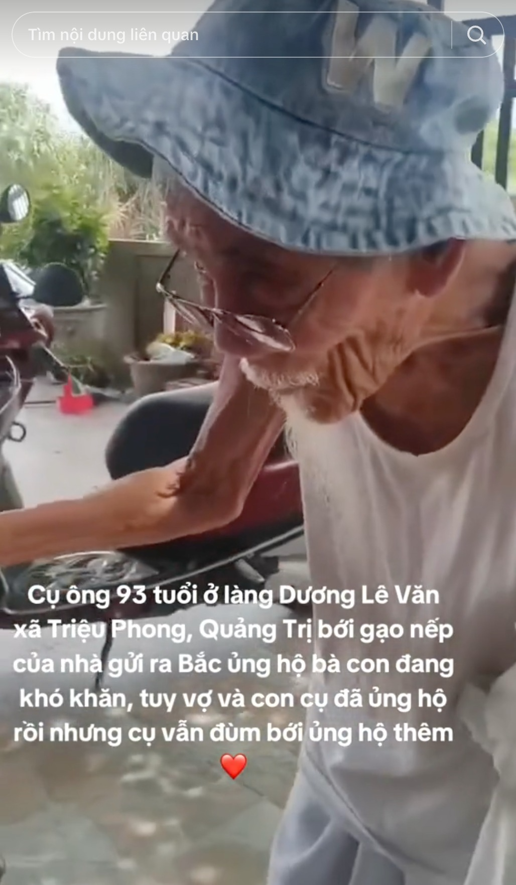 Xúc động hình ảnh cụ bà nhặt ve chai, cụ ông 93 tuổi phải chống gậy vẫn tự tay mang đồ đến ủng hộ bà con vùng lũ- Ảnh 3.