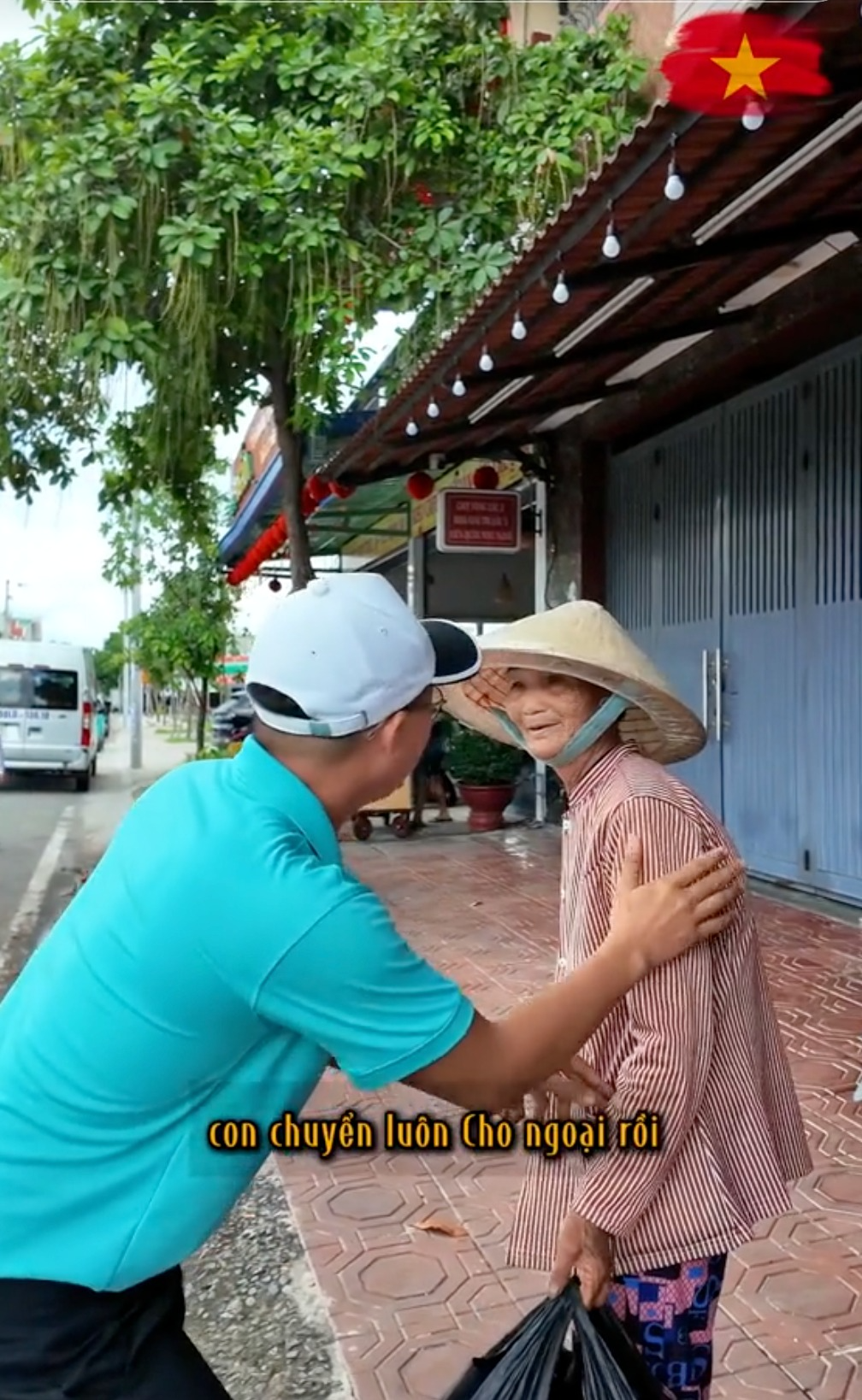 Xúc động hình ảnh cụ bà nhặt ve chai, cụ ông 93 tuổi phải chống gậy vẫn tự tay mang đồ đến ủng hộ bà con vùng lũ- Ảnh 5.