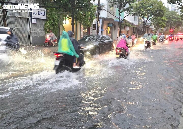 Áp thấp nhiệt đới chưa vào bờ, miền Trung nhiều nhà tốc mái, ngập nặng- Ảnh 5.