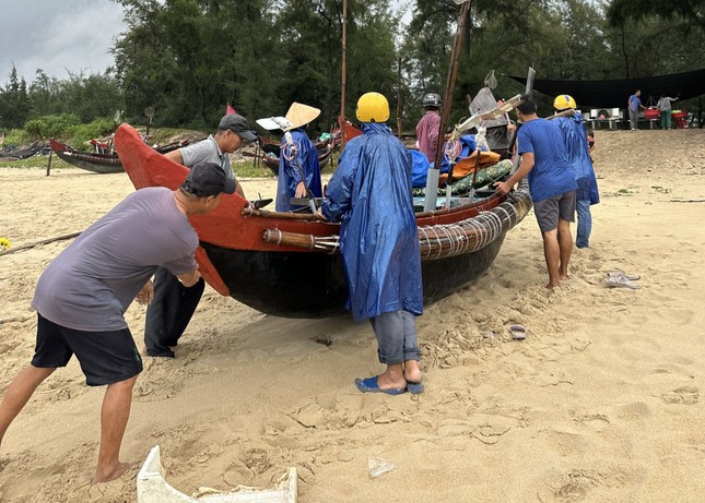 Nguy cơ tái diễn trận lụt lịch sử năm 2020; Người dân Đà Nẵng đang hối hả chằng chống nhà cửa- Ảnh 13.