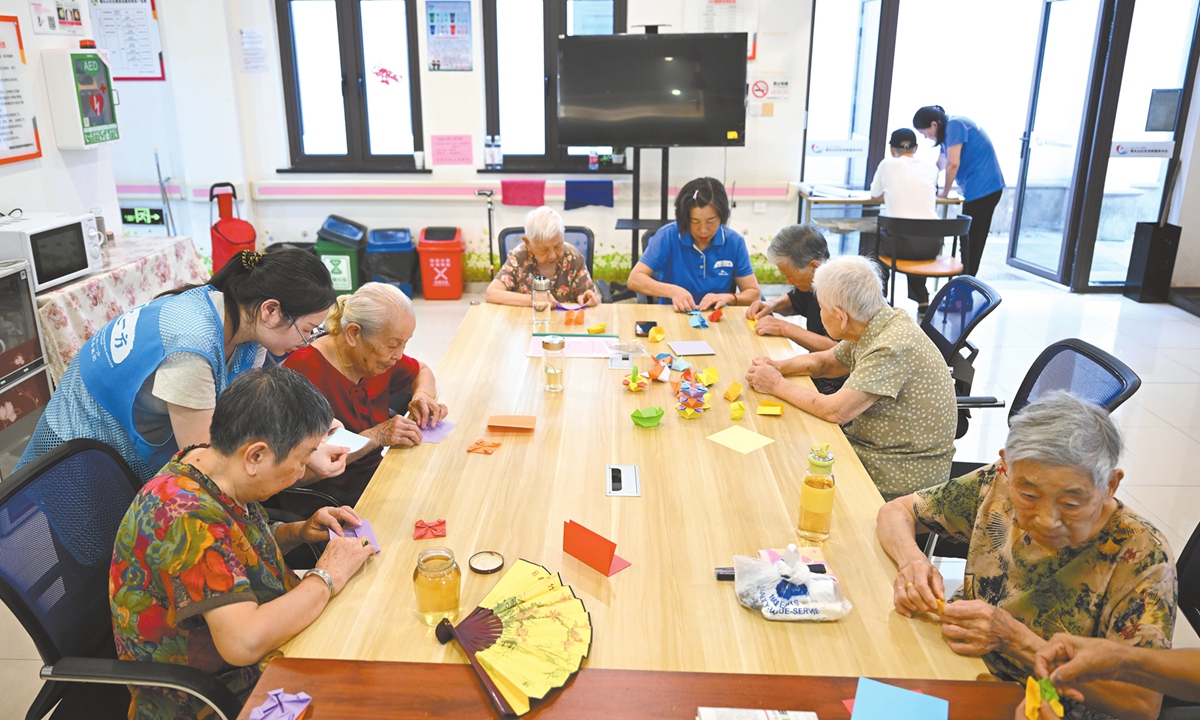 Không có học sinh, hàng loạt trường mẫu giáo cải tạo thành viện dưỡng lão: Hiệu trưởng làm quản ca cho các cụ già- Ảnh 3.