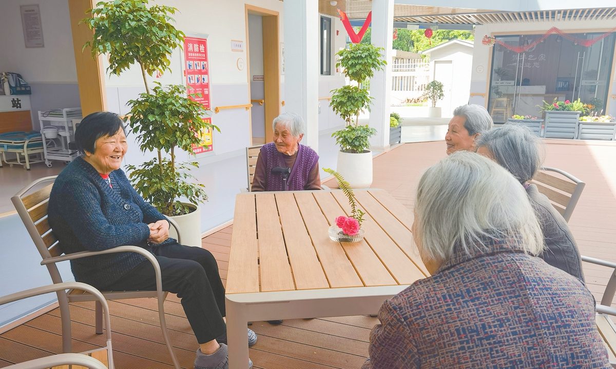 Không có học sinh, hàng loạt trường mẫu giáo cải tạo thành viện dưỡng lão: Hiệu trưởng làm quản ca cho các cụ già- Ảnh 5.