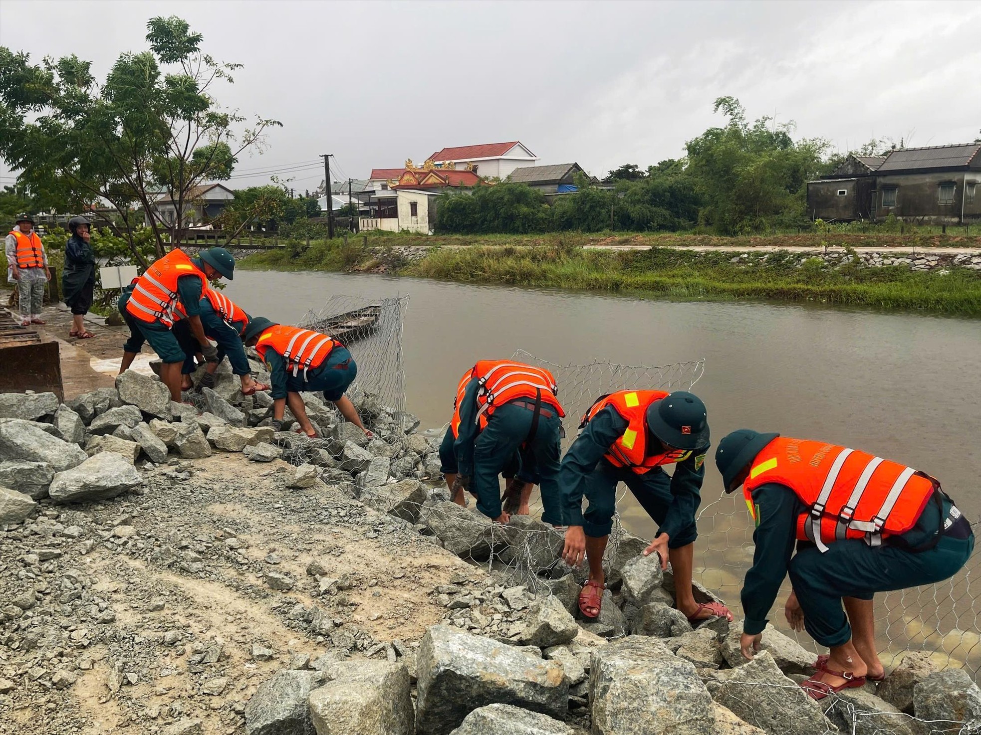 Chạy đua với bão số 4- Ảnh 1.