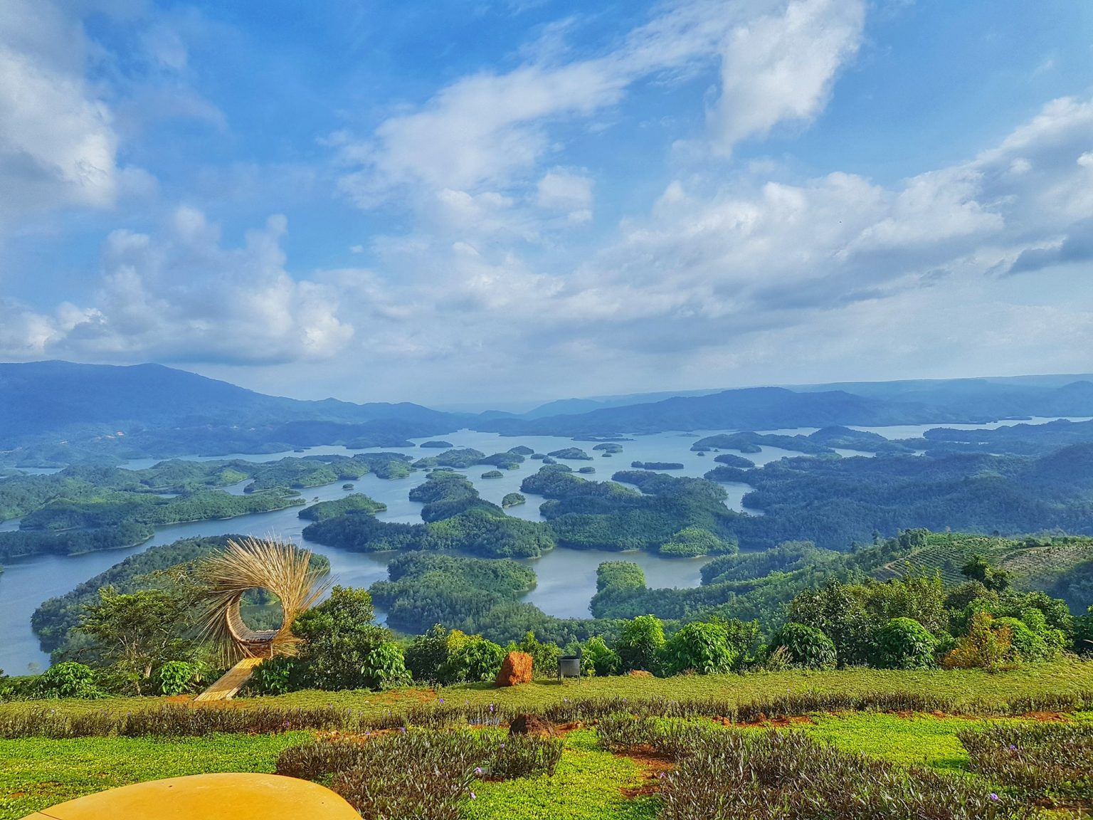 Phát hiện 1 "vịnh Hạ Long trên cạn" giữa Tây Nguyên hùng vĩ: Mang vẻ đẹp hoang sơ, “chữa lành” giữa thiên nhiên không khói bụi