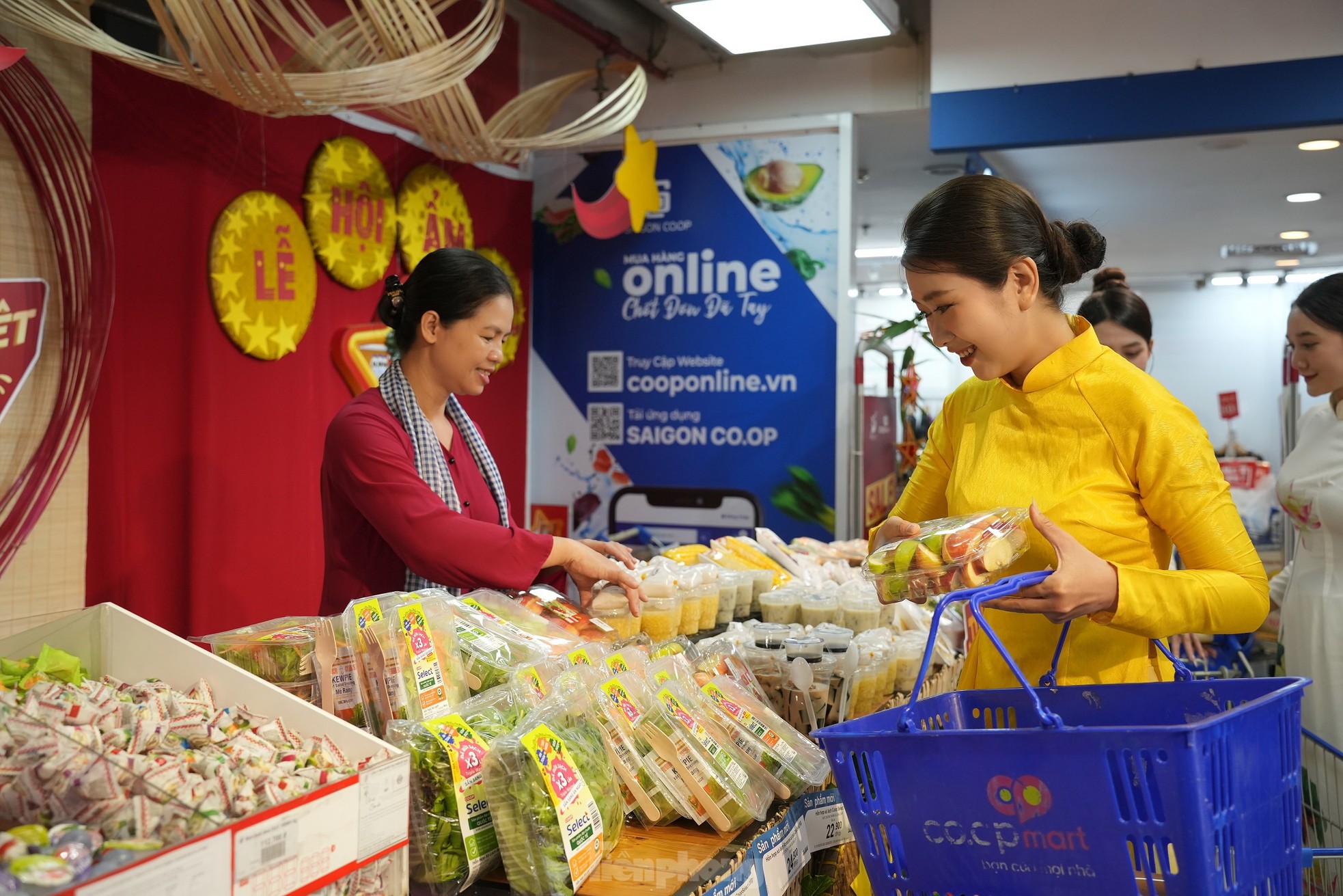 Khuyến mãi 'sập sàn', người dân TPHCM đổ vào trung tâm thương mại mua sắm dịp 2/9- Ảnh 1.