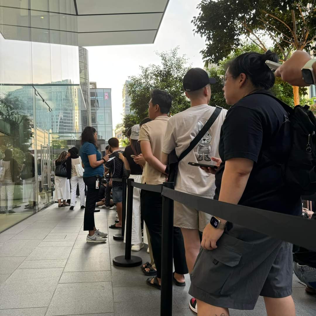 Apple Store Singapore hẩm hiu ngày mở bán, iPhone 16 hết hot hay vì màu hot không còn?- Ảnh 3.