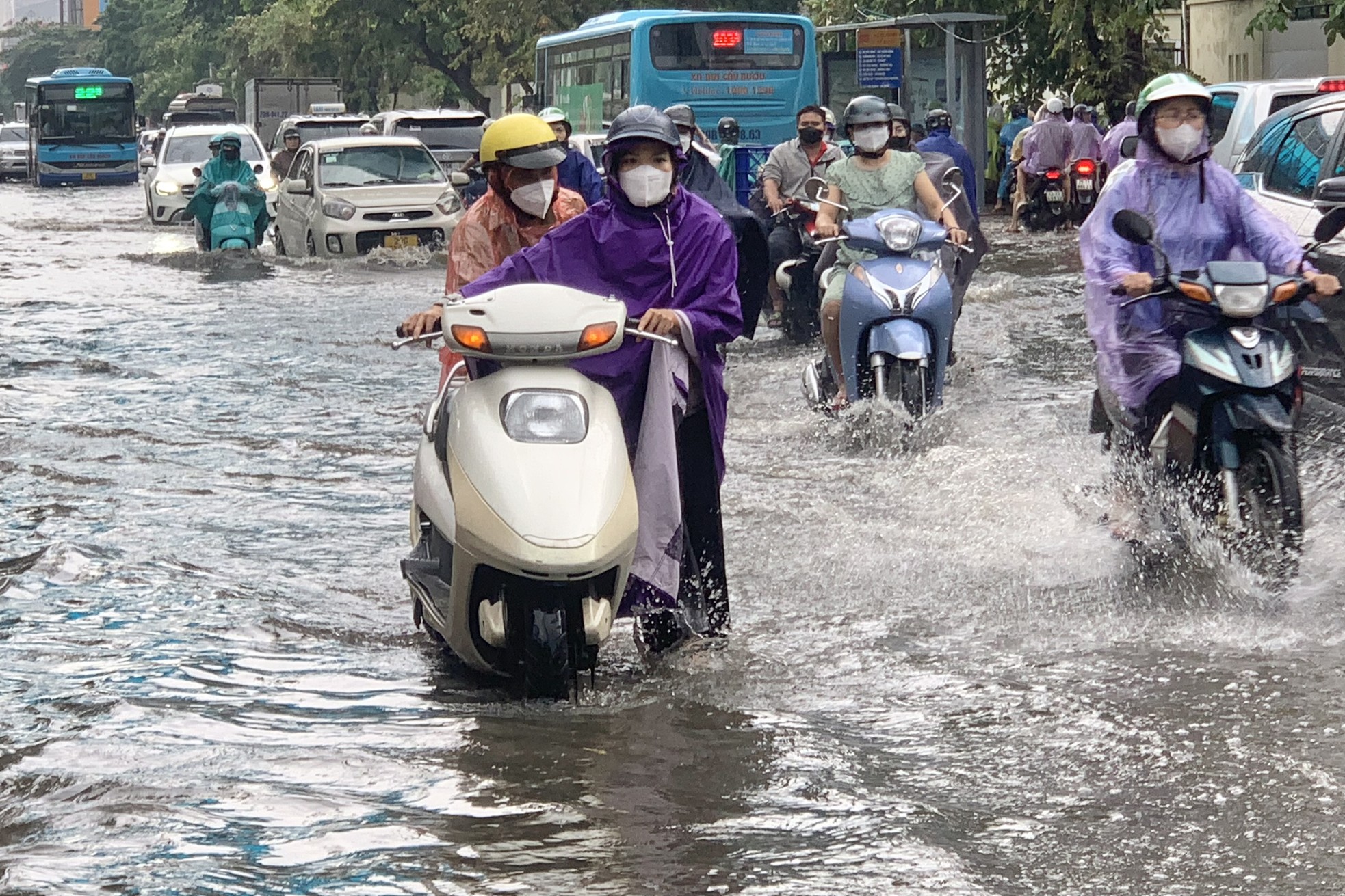 Mưa trắng trời, nhiều tuyến phố tại Hà Nội ‘thành sông’ chỉ sau 15 phút- Ảnh 7.