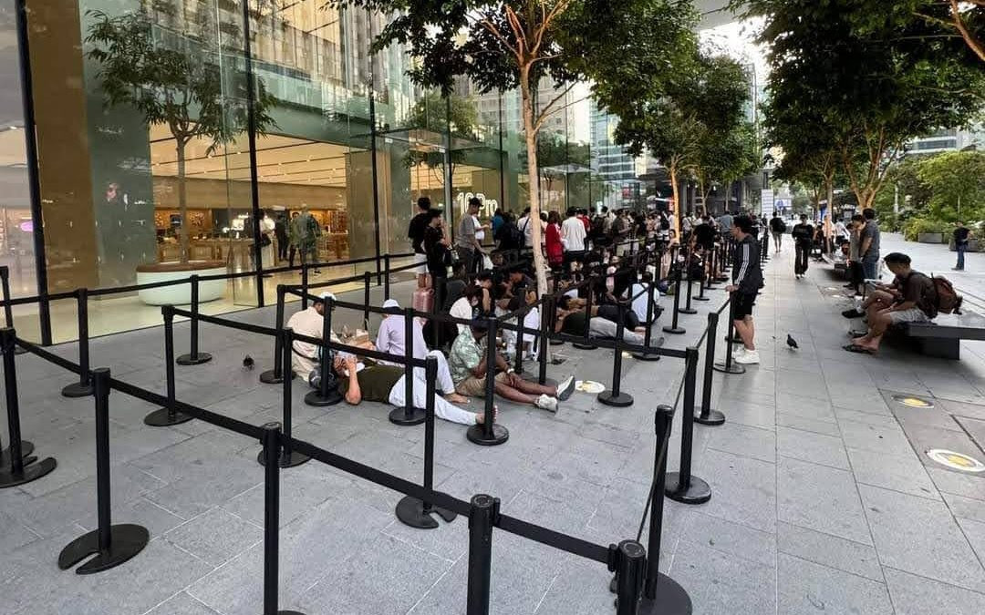 Apple Store Singapore hẩm hiu ngày mở bán, iPhone 16 hết hot hay vì màu hot không còn?- Ảnh 1.