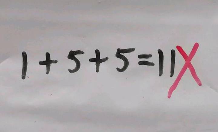 Con làm phép tính ‘1 + 5 + 5 = 11’ bị cô giáo gạch đỏ, bố tưởng cô chấm nhầm, gọi điện hỏi và cái kết ‘bức xúc’- Ảnh 1.