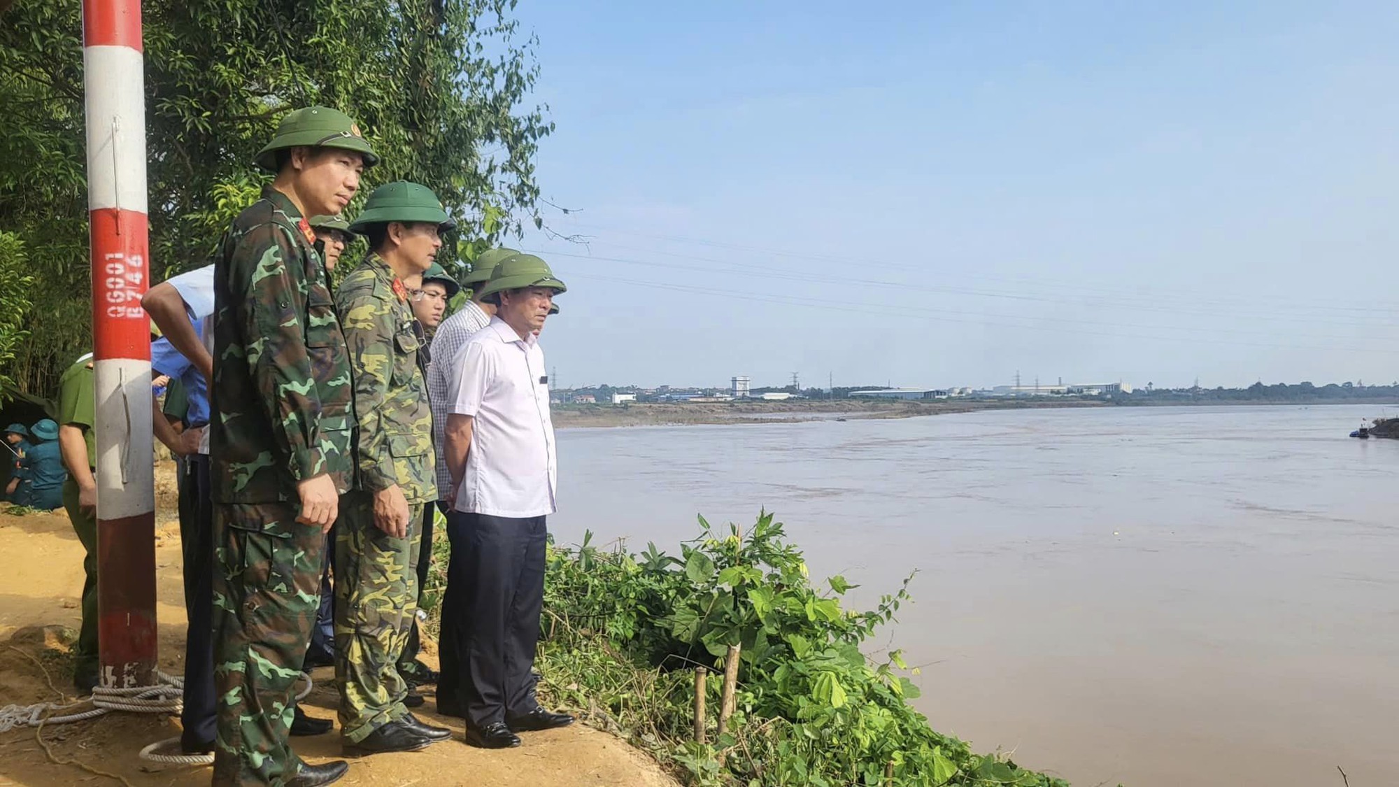 Bắt đầu trục vớt nhịp cầu Phong Châu và phương tiện bị chìm trong vụ sập cầu kinh hoàng- Ảnh 1.