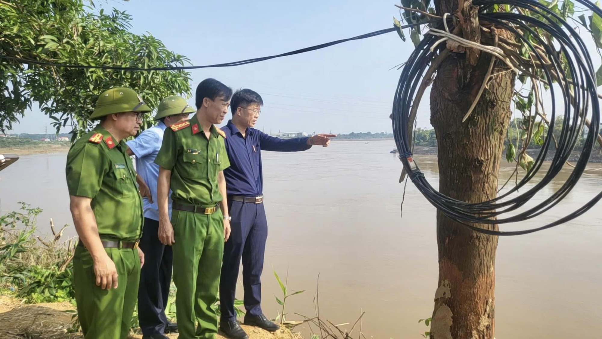 Bắt đầu trục vớt nhịp cầu Phong Châu và phương tiện bị chìm trong vụ sập cầu kinh hoàng- Ảnh 8.