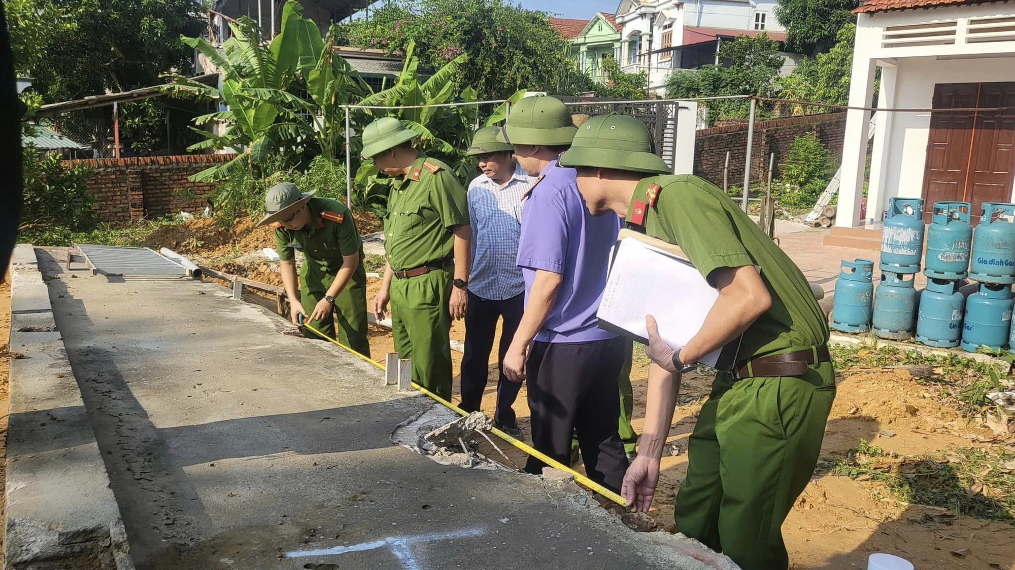 Bắt đầu trục vớt nhịp cầu Phong Châu và phương tiện bị chìm trong vụ sập cầu kinh hoàng- Ảnh 3.