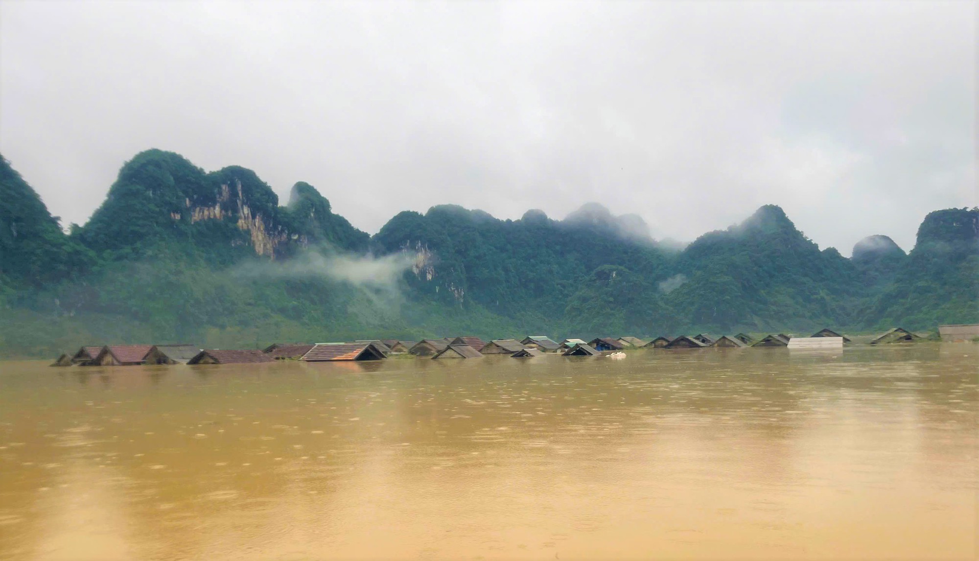 "Làng du lịch tốt nhất thế giới" Tân Hóa ngập sâu, bị cô lập sau bão số 4- Ảnh 4.