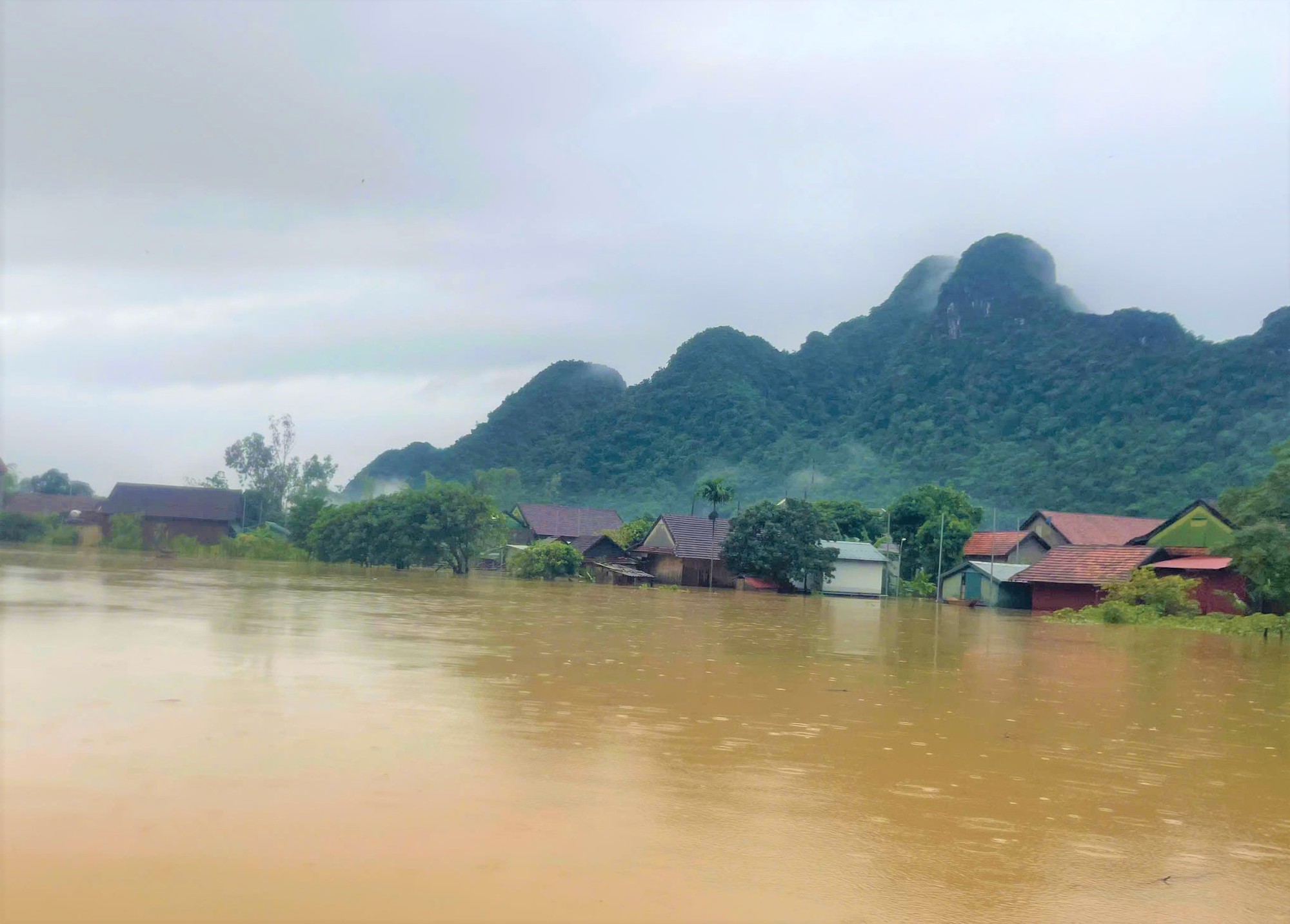 "Làng du lịch tốt nhất thế giới" Tân Hóa ngập sâu, bị cô lập sau bão số 4- Ảnh 1.