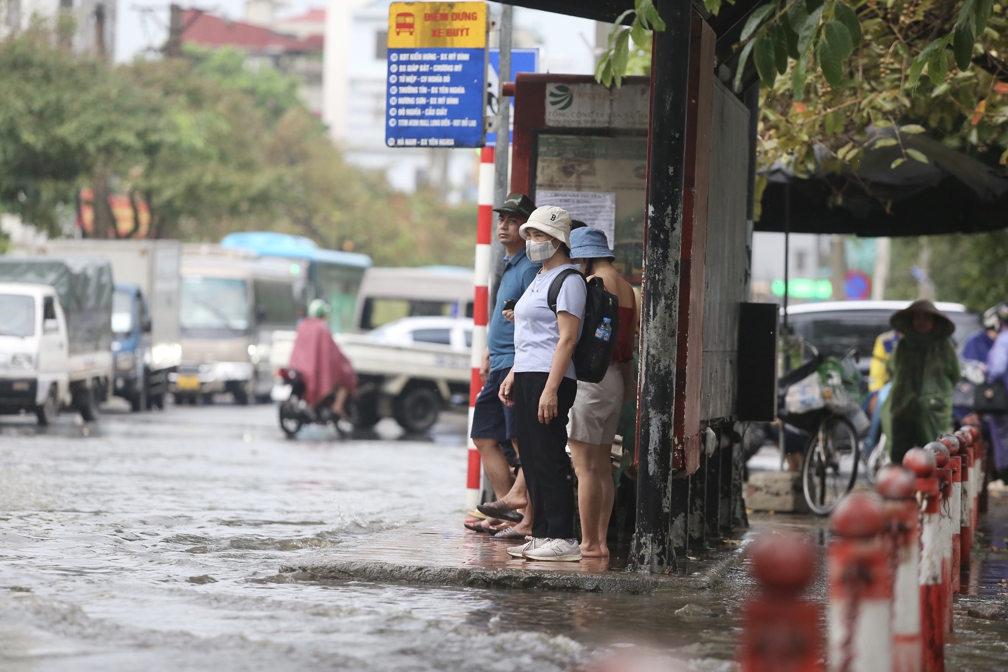 Mưa trắng trời, nhiều tuyến phố tại Hà Nội ‘thành sông’ chỉ sau 15 phút- Ảnh 9.