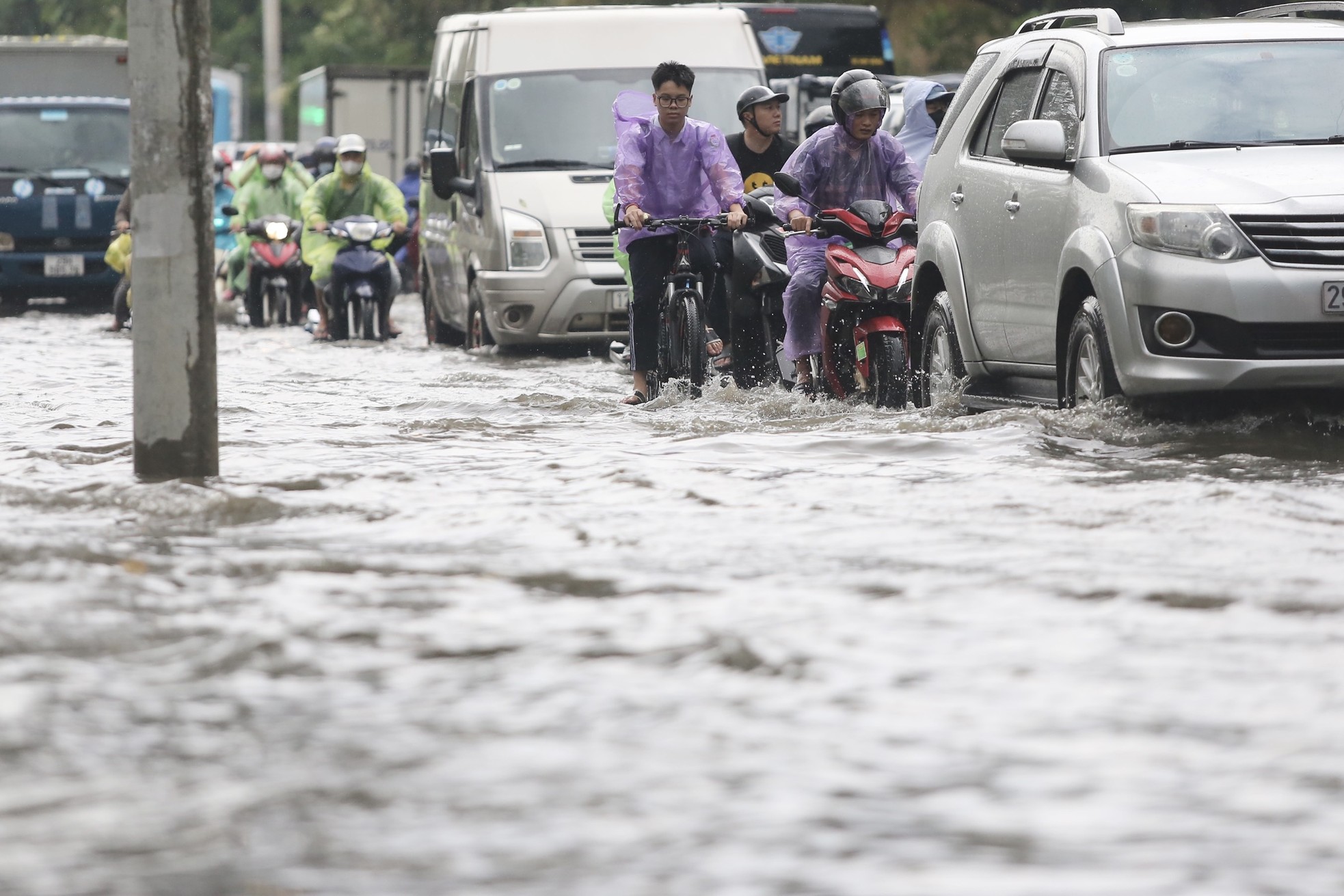 Mưa trắng trời, nhiều tuyến phố tại Hà Nội ‘thành sông’ chỉ sau 15 phút- Ảnh 5.