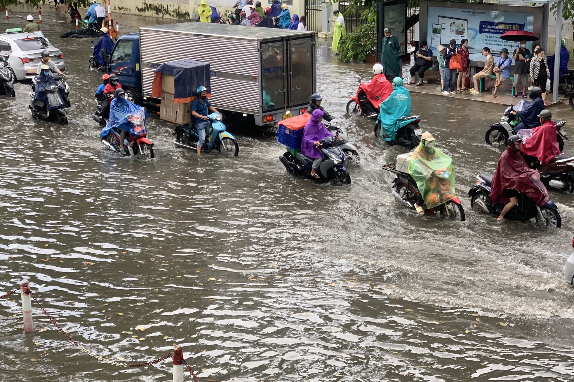 Mưa trắng trời, nhiều tuyến phố tại Hà Nội ‘thành sông’ chỉ sau 15 phút- Ảnh 13.