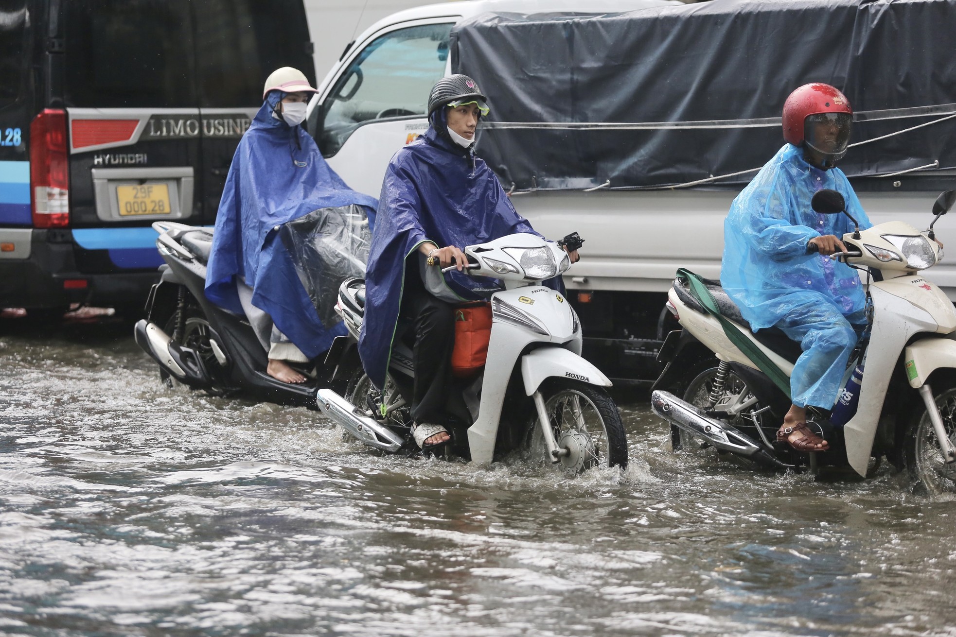 Mưa trắng trời, nhiều tuyến phố tại Hà Nội ‘thành sông’ chỉ sau 15 phút- Ảnh 10.