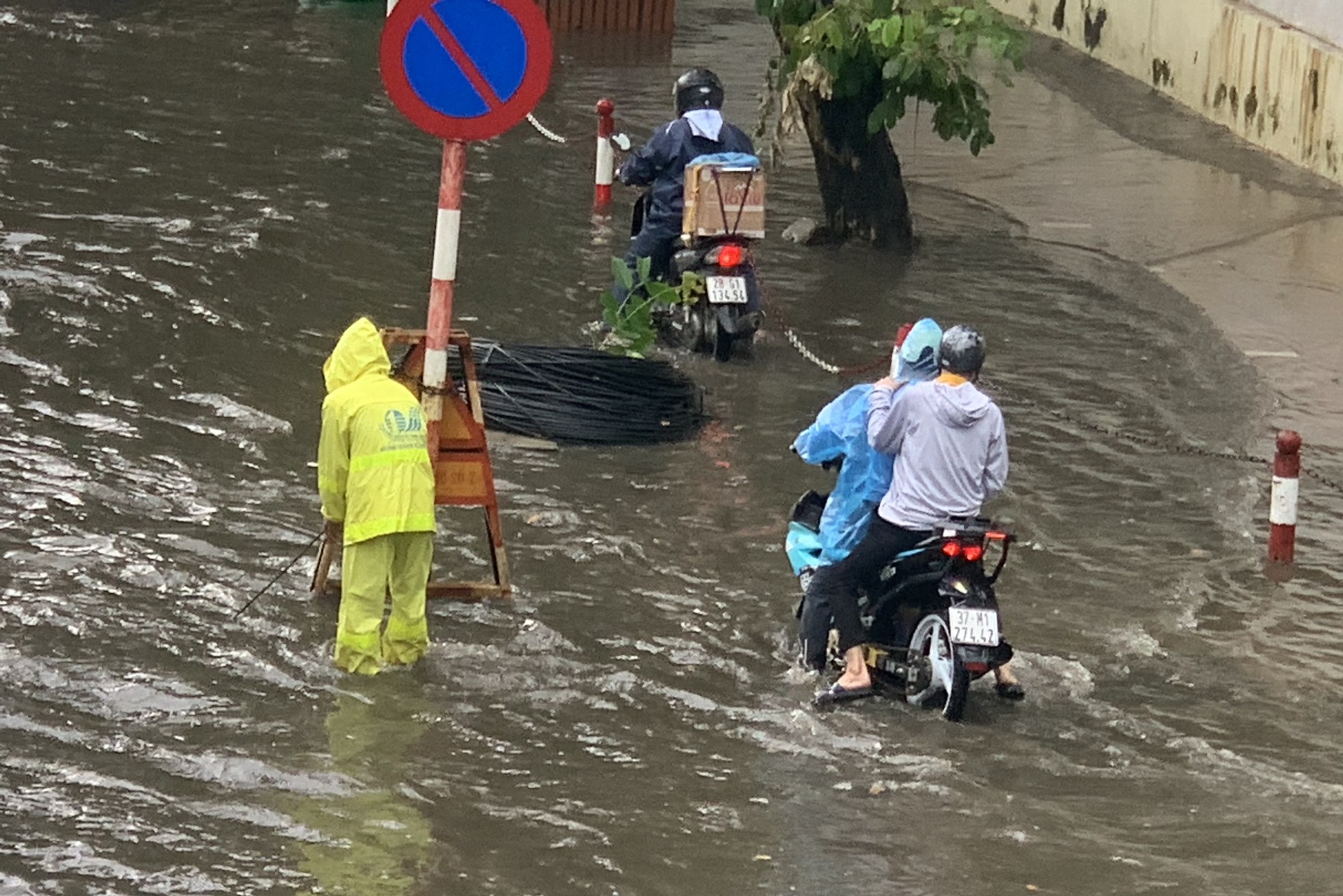 Mưa trắng trời, nhiều tuyến phố tại Hà Nội ‘thành sông’ chỉ sau 15 phút- Ảnh 11.