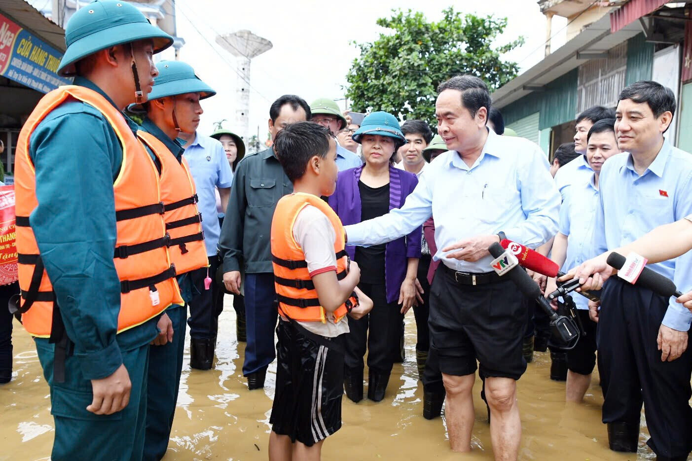 Chưa bao giờ nước mắt lại rơi nhiều đến thế vì người dân bị nạn bão lũ- Ảnh 6.