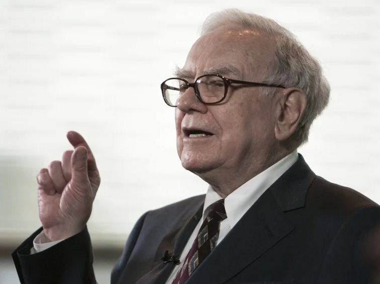 Sân nhà của huyền thoại Warren Buffett bất ngờ trở thành điểm nóng cuộc bầu cử tổng thống Mỹ- Ảnh 1.