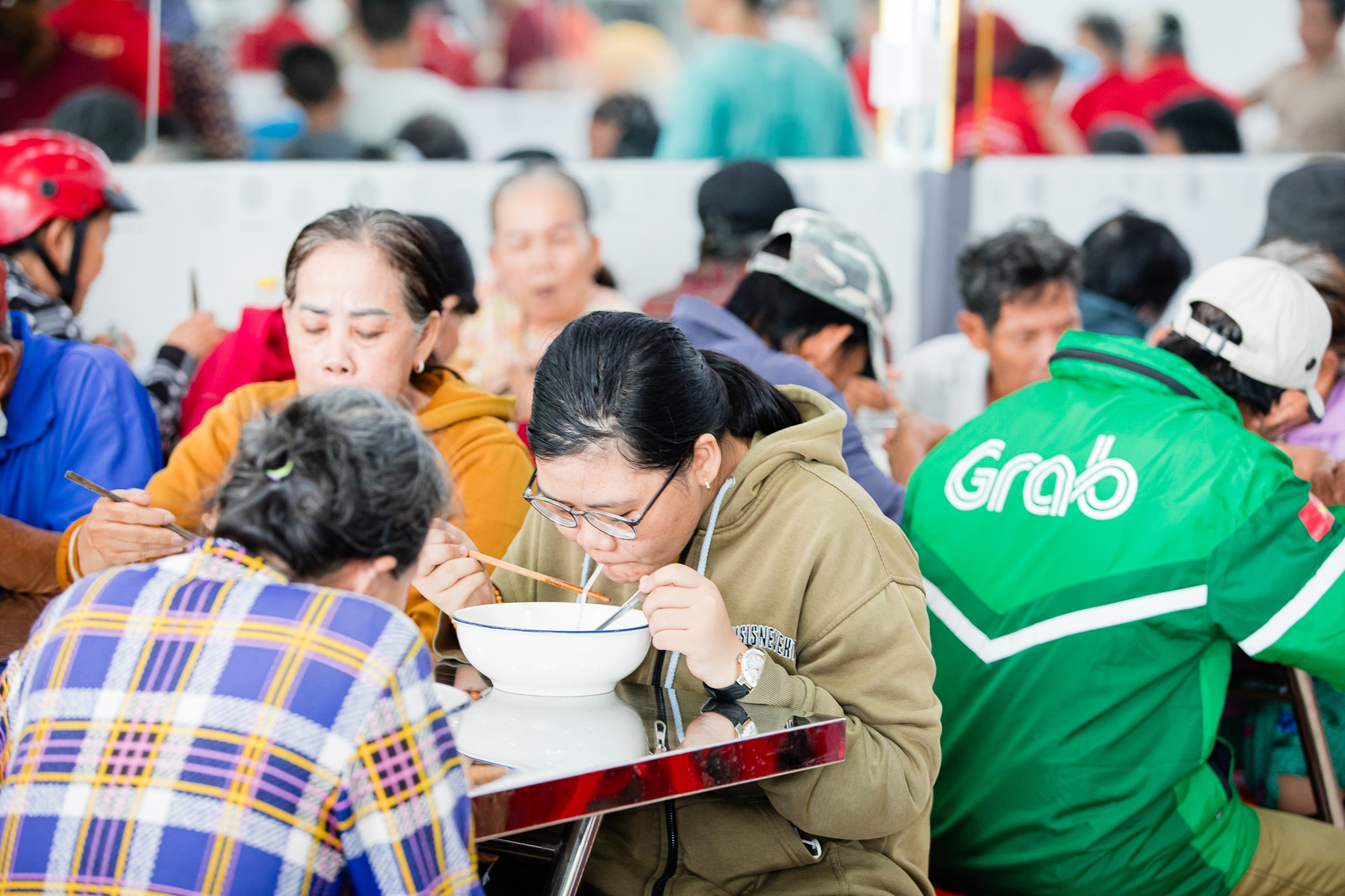 Ông chủ tiệm vàng Bình Dương mỗi ngày phục vụ hơn 600 suất cơm miễn phí: "Ai cần có bữa ăn thì đến đây mình sẽ phục vụ"- Ảnh 12.