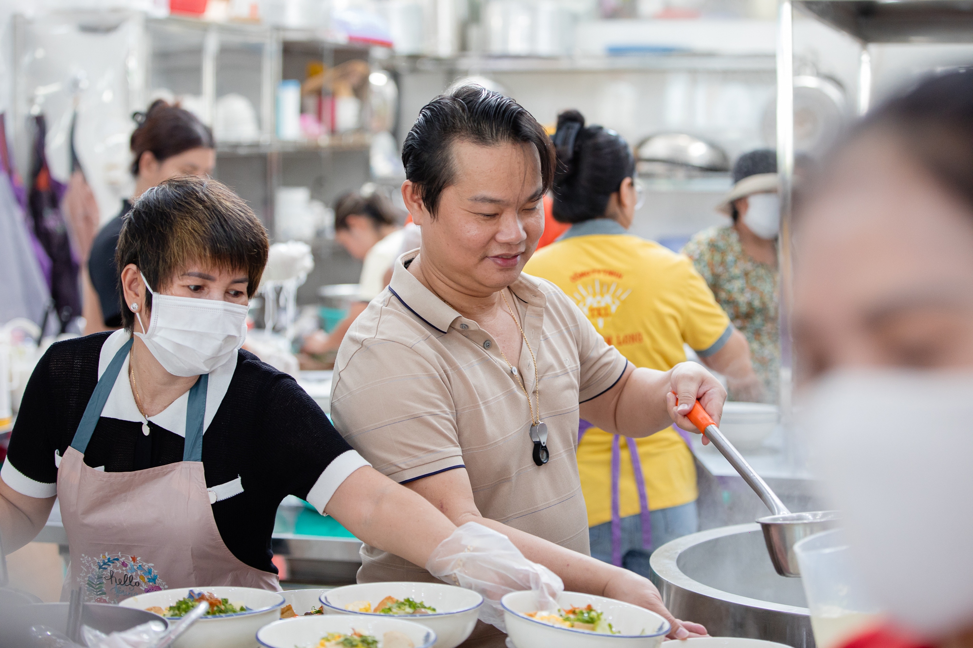 Ông chủ tiệm vàng Bình Dương mỗi ngày phục vụ hơn 600 suất cơm miễn phí: "Ai cần có bữa ăn thì đến đây mình sẽ phục vụ"- Ảnh 16.