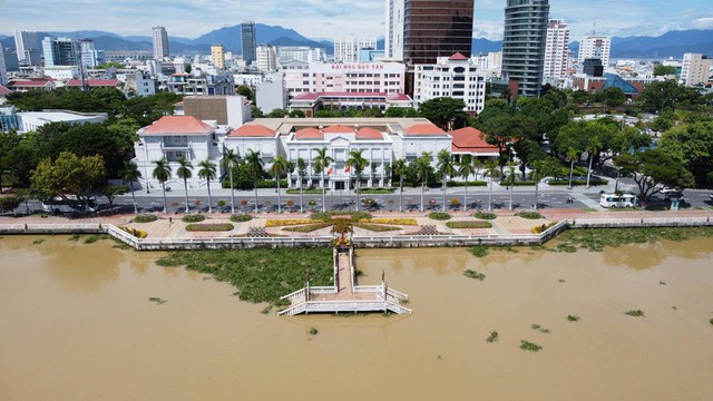 Kim tiêm lẫn trong 10 tấn rác thải bủa vây bãi biển Đà Nẵng sau bão số 4- Ảnh 15.