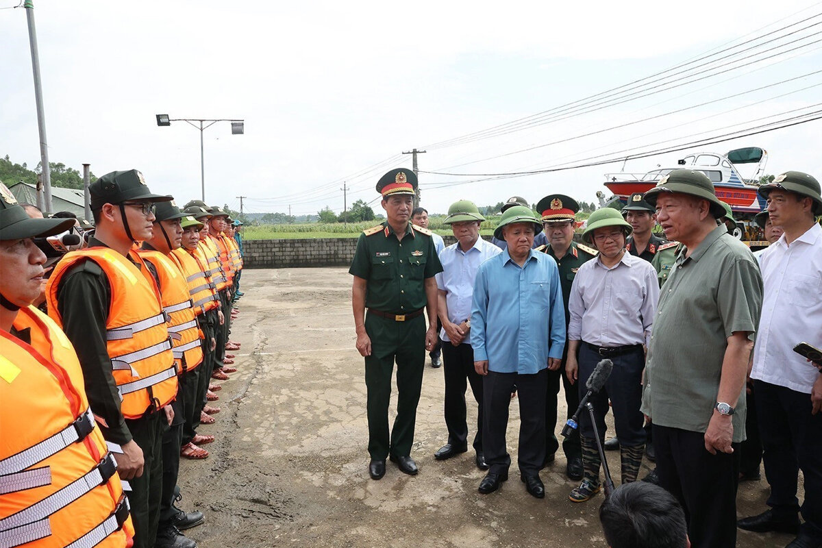 Chưa bao giờ nước mắt lại rơi nhiều đến thế vì người dân bị nạn bão lũ- Ảnh 2.