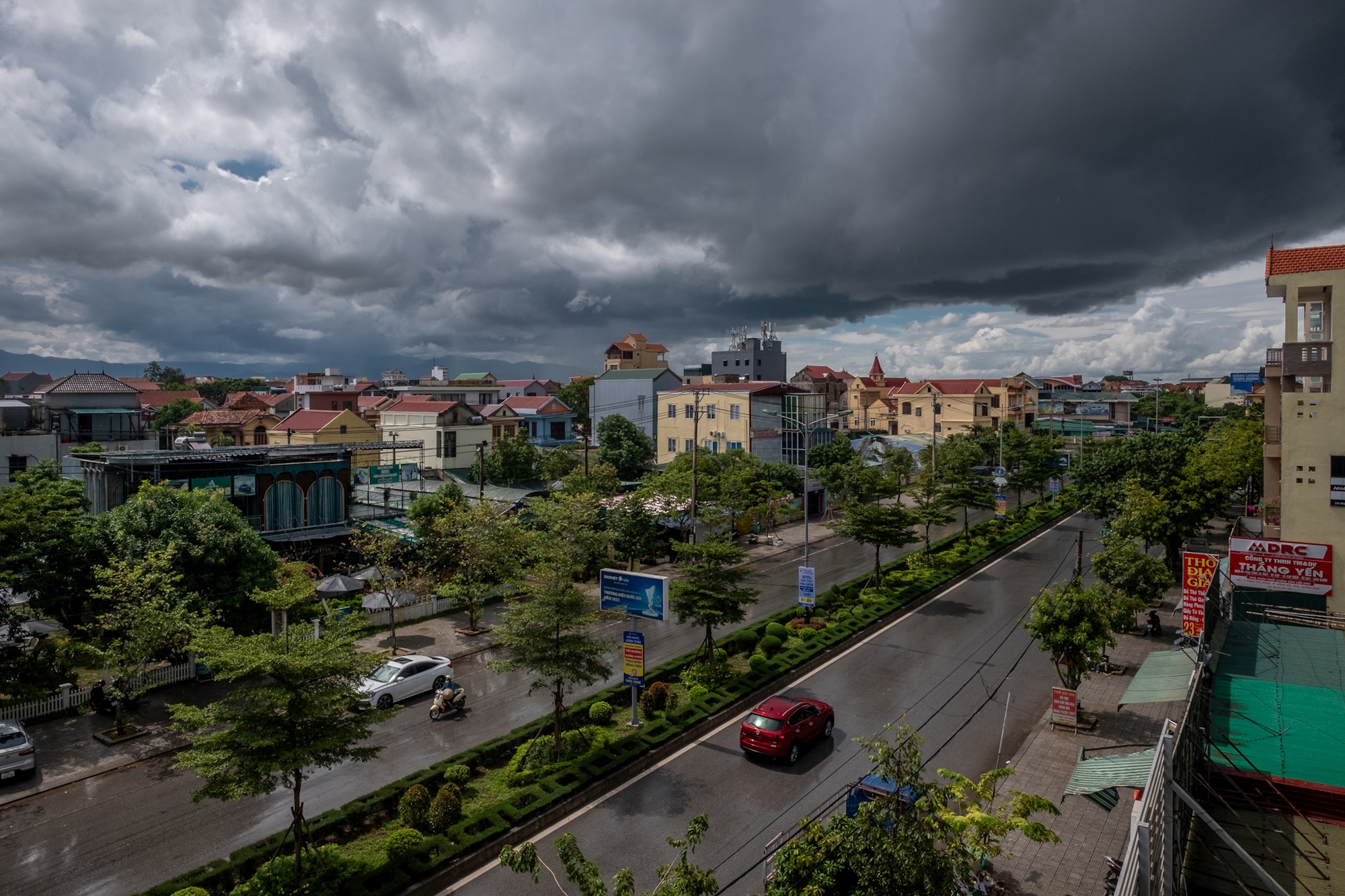 Bầu trời bỗng tối sầm giữa trưa cùng mây đen cuồn cuộn kéo đến, Quảng Bình tiếp tục hứng mưa to- Ảnh 9.