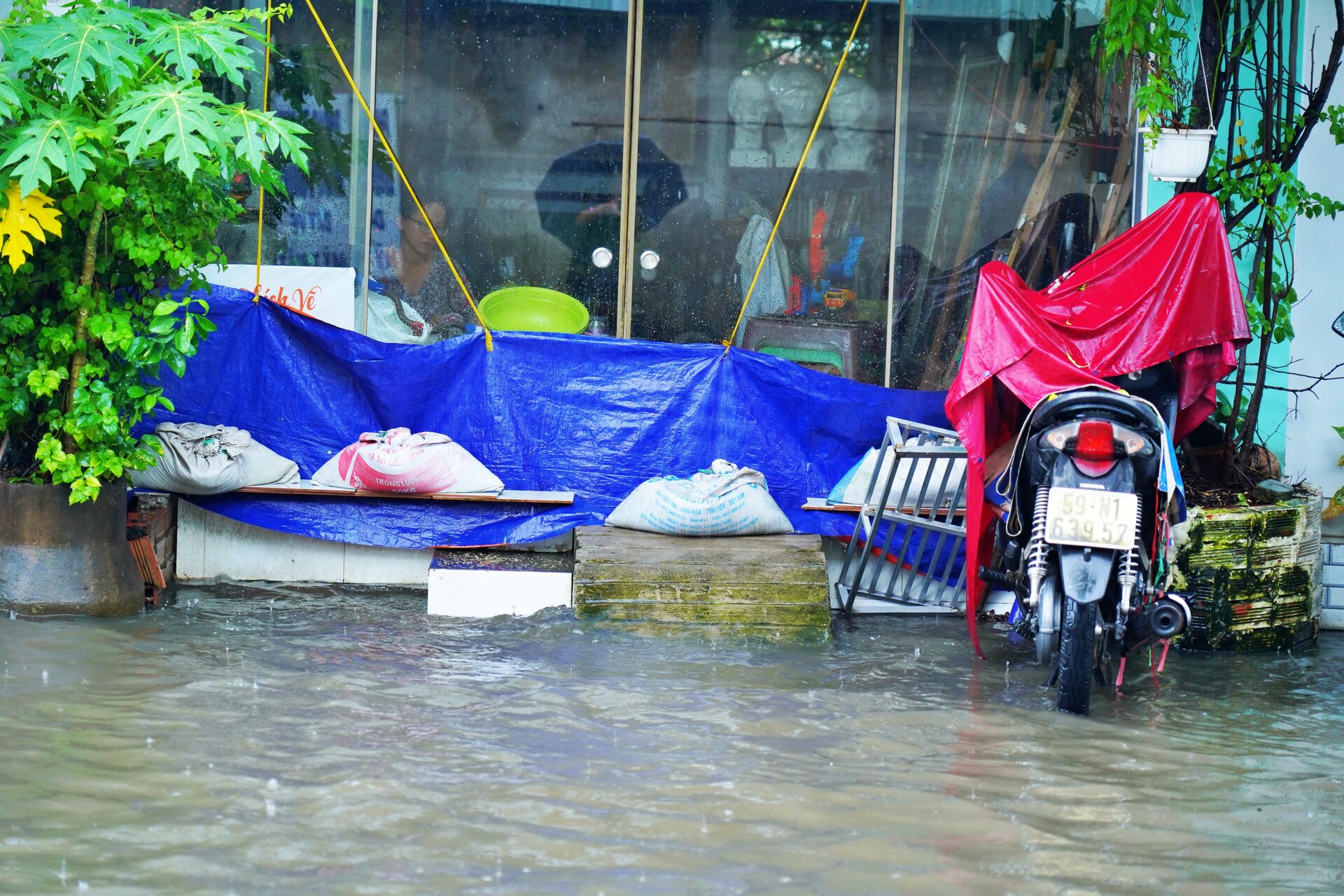 TP.HCM: Mưa kéo dài 5 tiếng, ô tô chết máy, người dân bì bõm lội giữa biển nước- Ảnh 11.