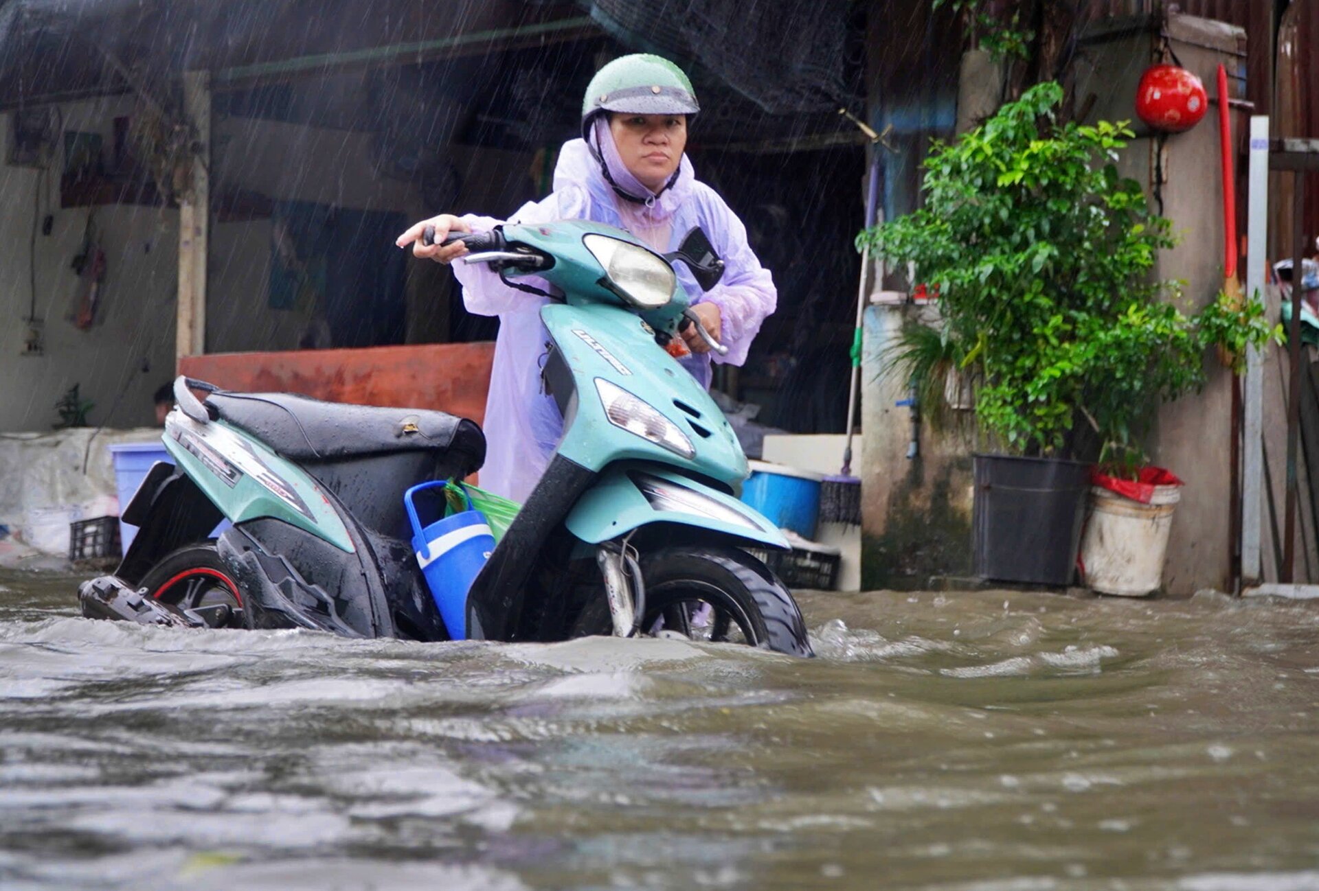 TP.HCM: Mưa kéo dài 5 tiếng, ô tô chết máy, người dân bì bõm lội giữa biển nước- Ảnh 17.