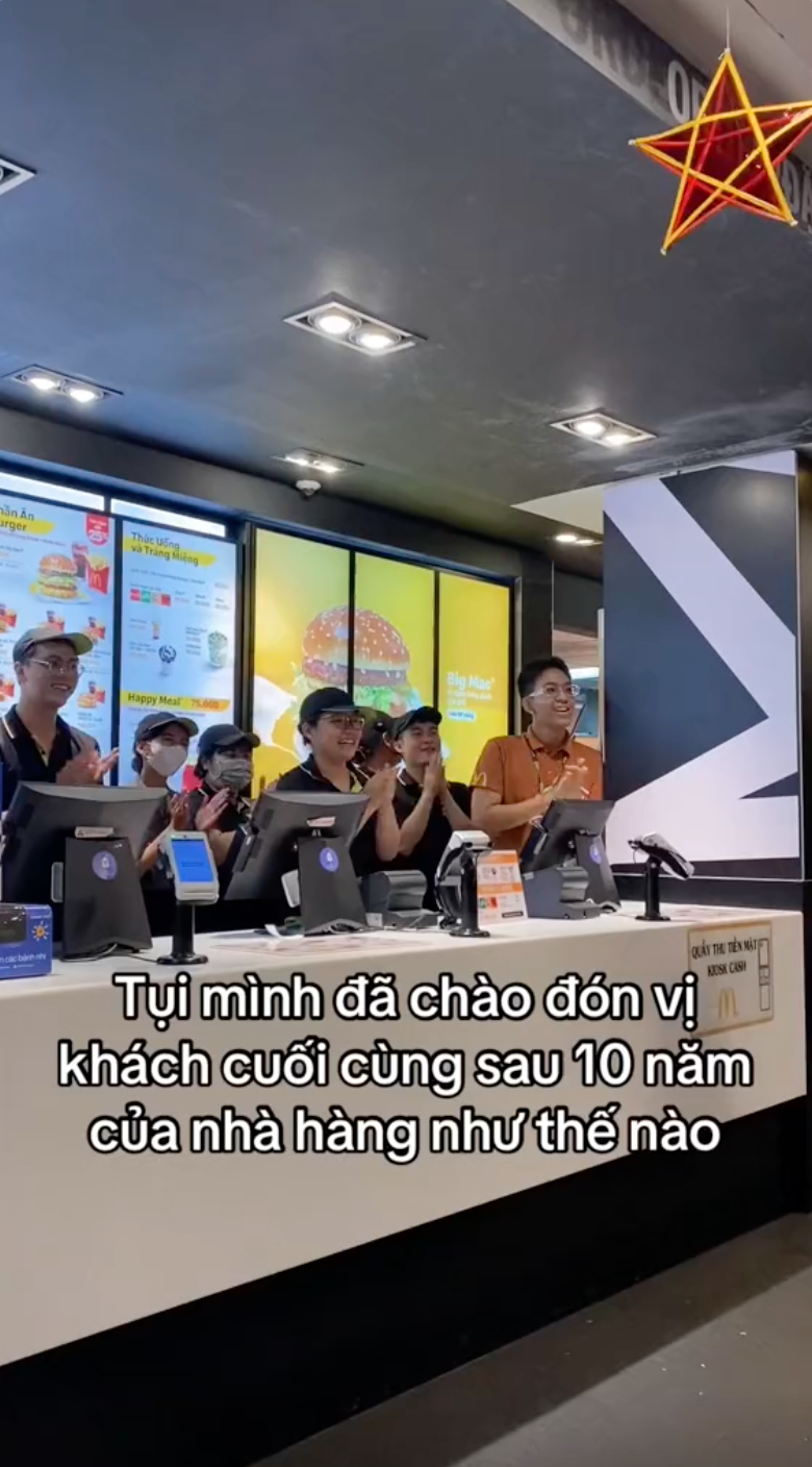 Nhân viên McDonald's Bến Thành chia tay vị khách cuối cùng, dấy lên nghi vấn 