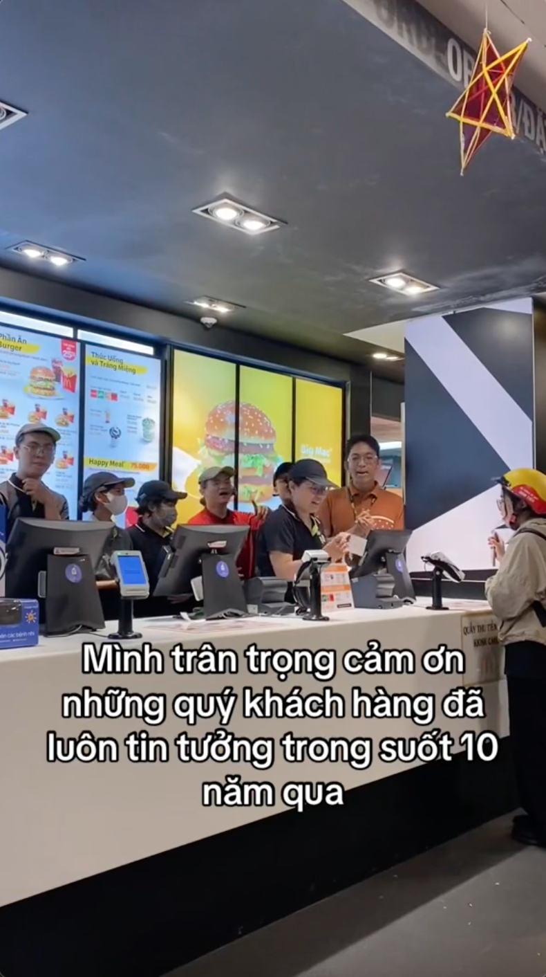 Nhân viên McDonald's Bến Thành chia tay vị khách cuối cùng, dấy lên nghi vấn 