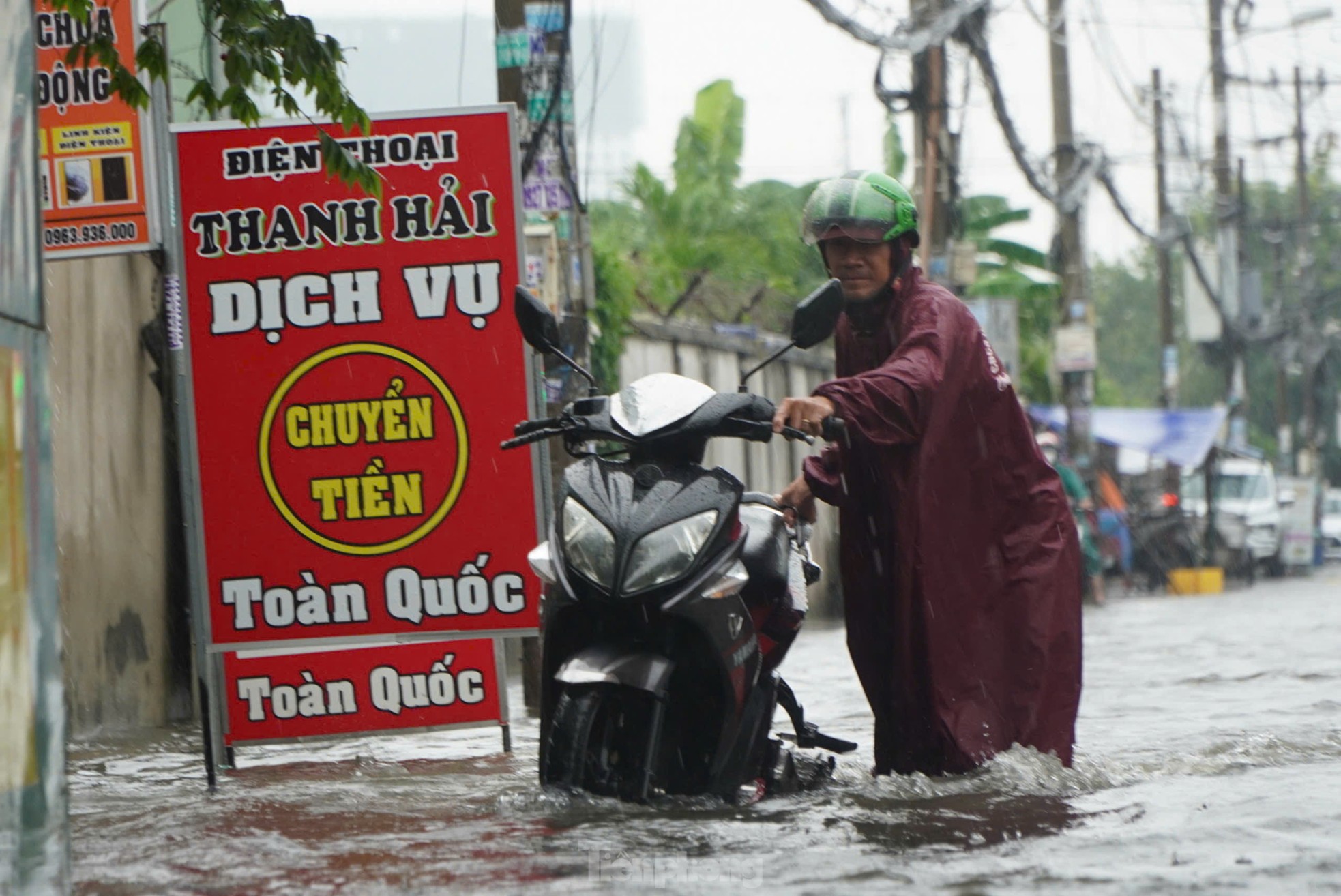 Mưa dai dẳng ở TPHCM khiến đường ngập sâu, xe chết máy hàng loạt- Ảnh 6.