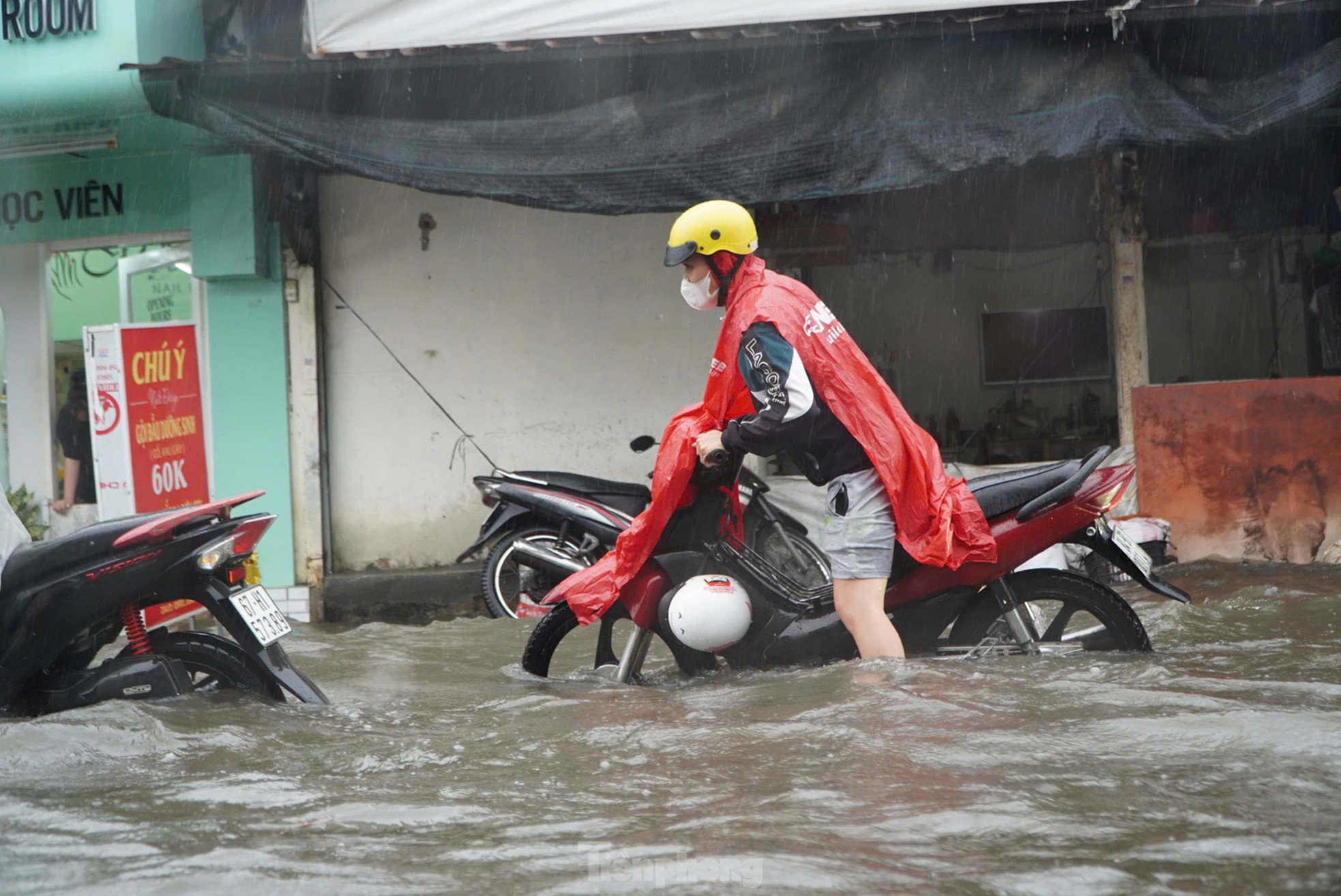 Mưa dai dẳng ở TPHCM khiến đường ngập sâu, xe chết máy hàng loạt- Ảnh 8.